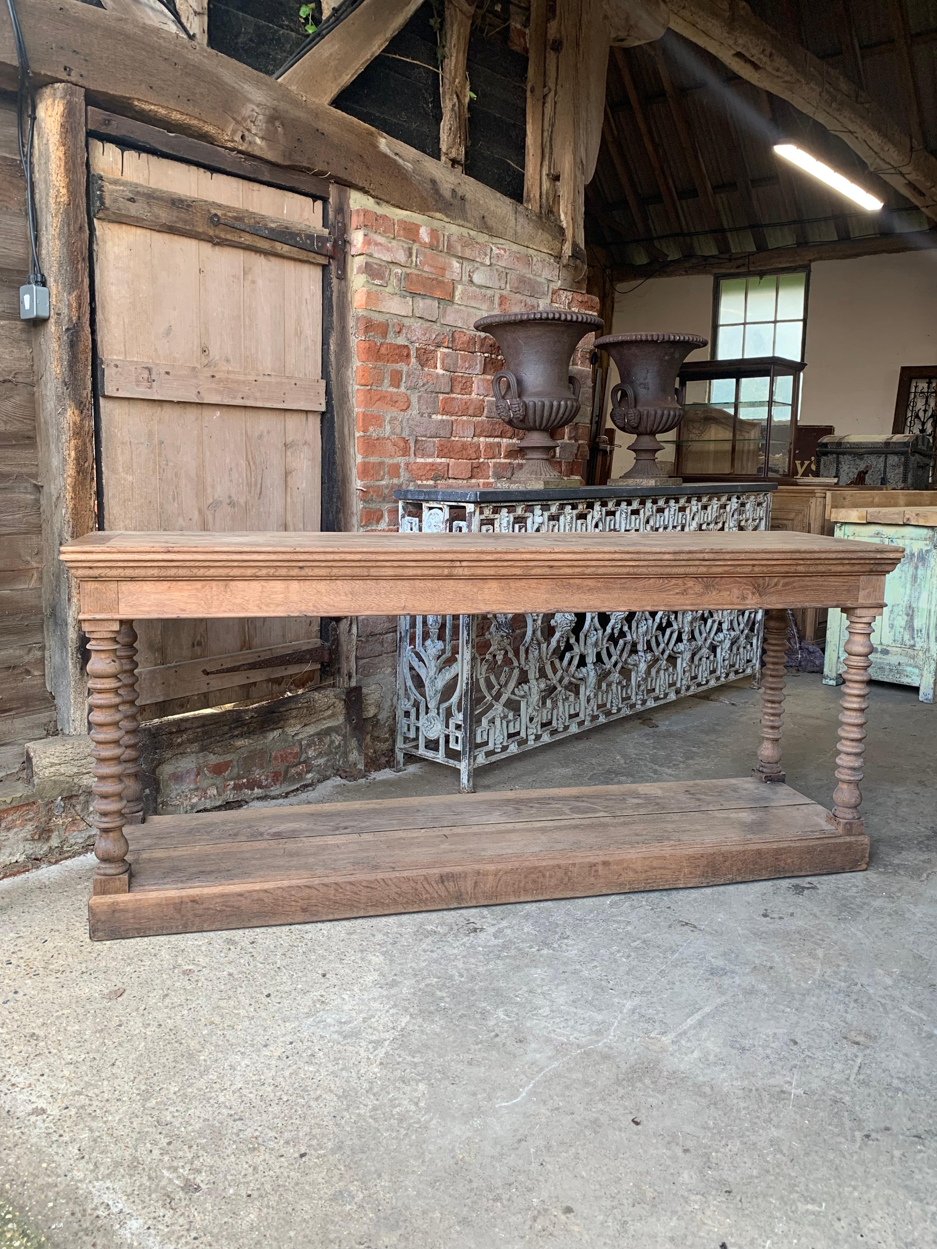A stunning 19th century French bleached oak drapers console table with wonderful turned legs. The oak has a beautful aged patina giving it a great look. It has a pair of hidden drawers on one side which run smootly. This is a very nice quality table