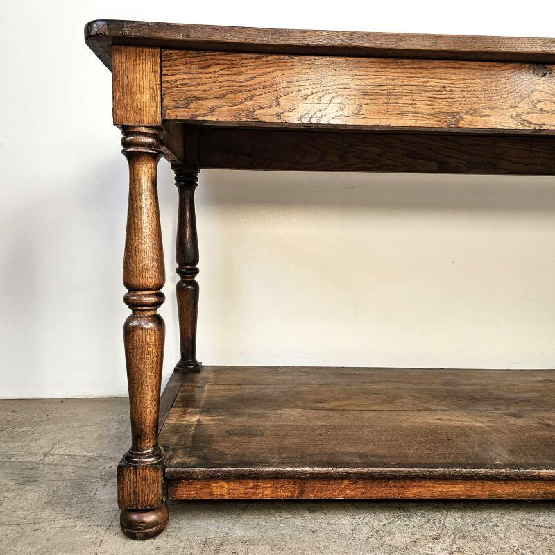 Une très belle table de drapier en chêne français du 19ème siècle avec une belle couleur de bois. 
En très bon état, prêt à l'emploi. 

Veuillez nous contacter directement pour un devis d'expédition dans le monde entier. 