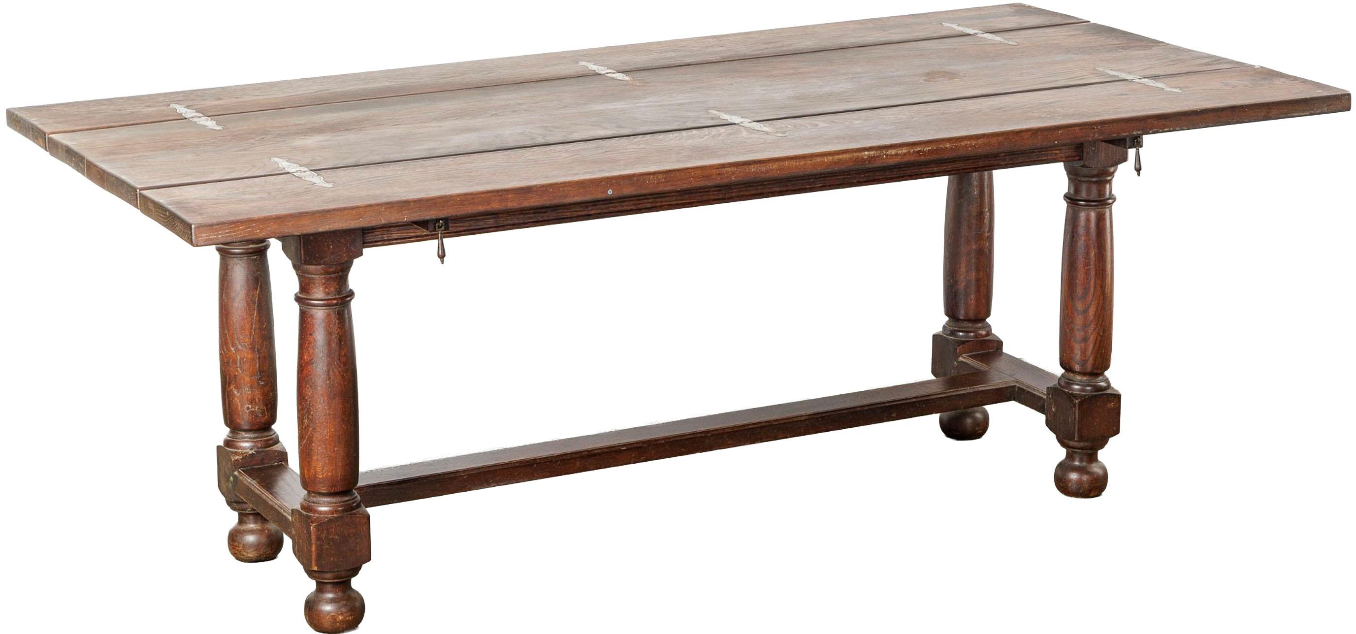 Exceptionnelle table en chêne français, dotée d'un plateau rabattable qui la transforme en table de salle à manger étroite ou en élégante console, avec des charnières en laiton apparent pour une finition fidèle à l'époque. Le plateau est posé sur