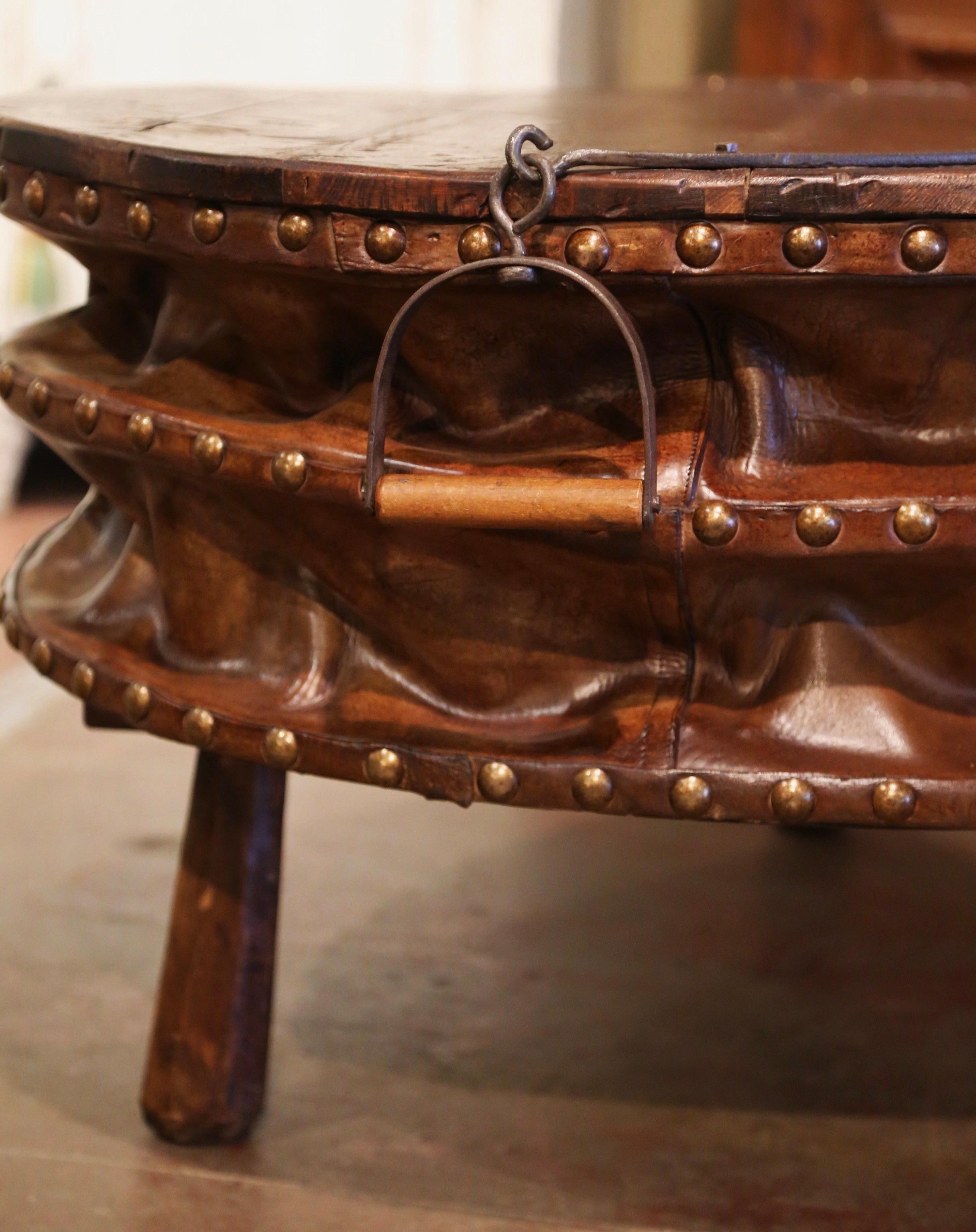 XIXe siècle Table basse à soufflets en chêne, fer et cuir de forgeron français du 19e siècle en vente