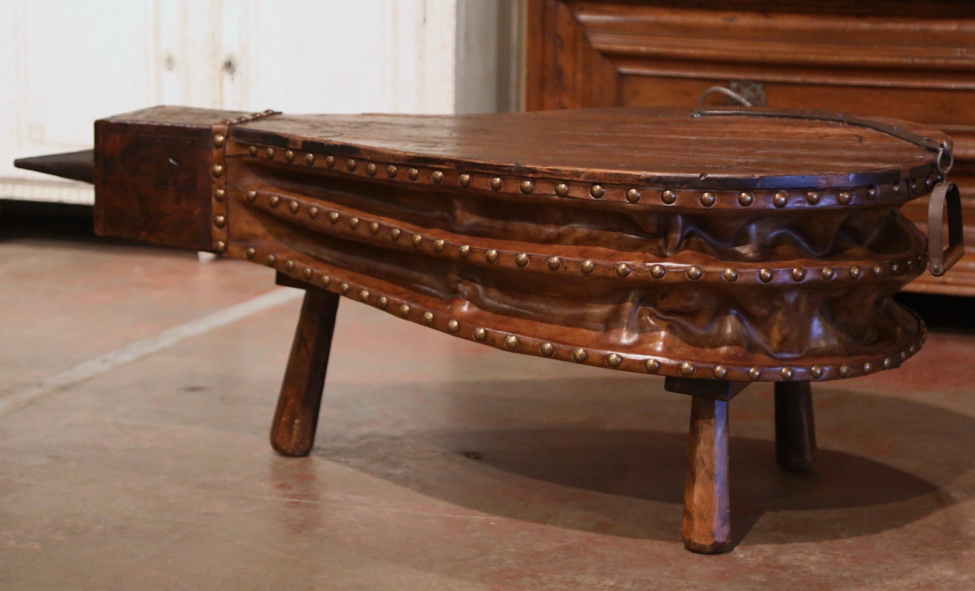 Cuir Table basse à soufflets en chêne, fer et cuir de forgeron français du 19e siècle en vente