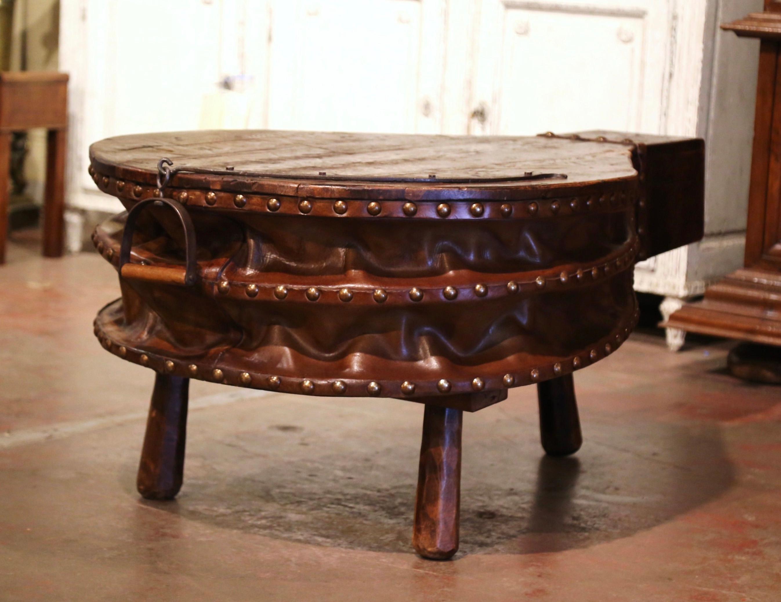 Table basse à soufflets en chêne, fer et cuir de forgeron français du 19e siècle en vente 1