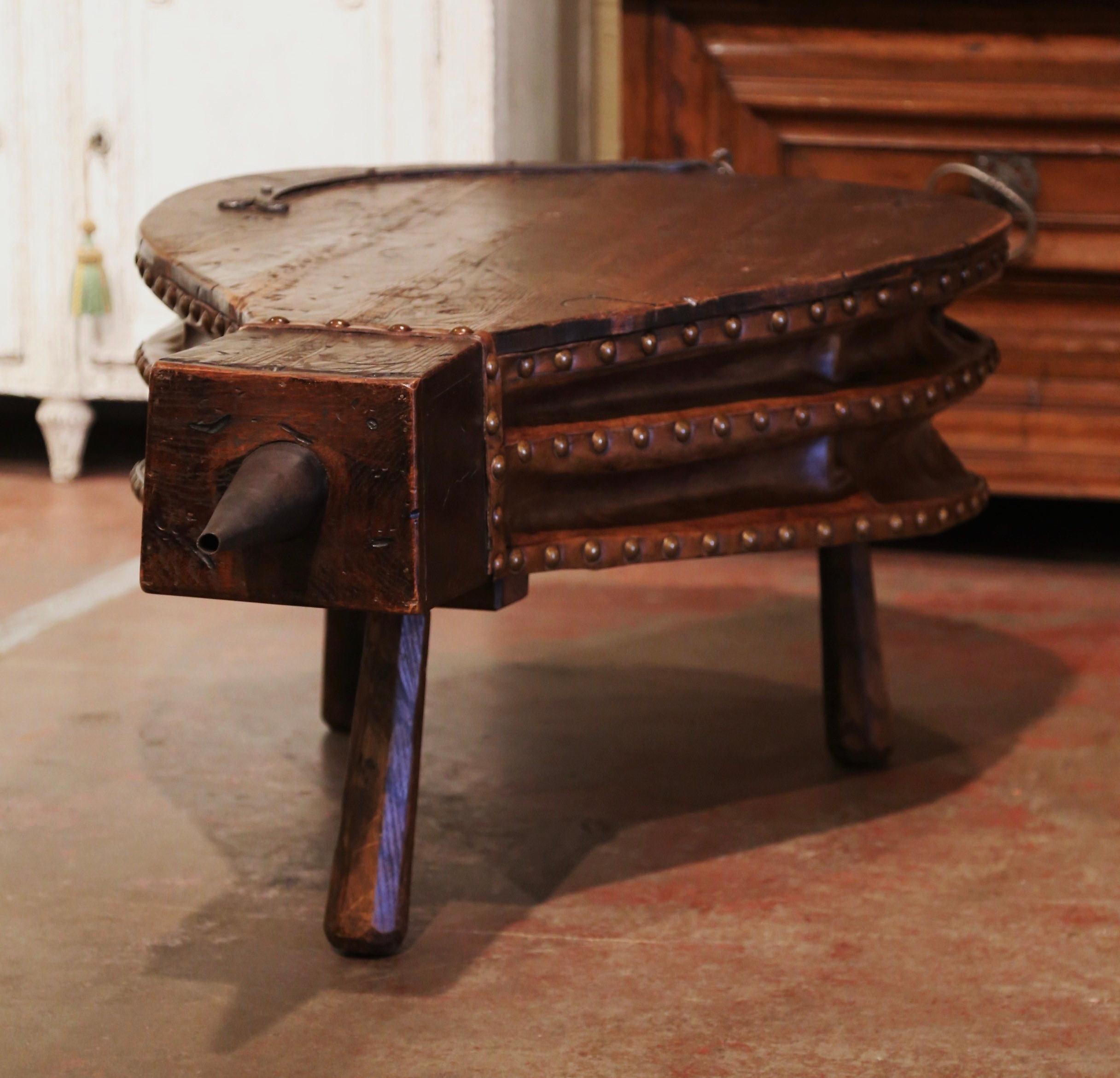 Rustique Table basse à soufflets en chêne, fer et cuir de forgeron français du 19e siècle en vente