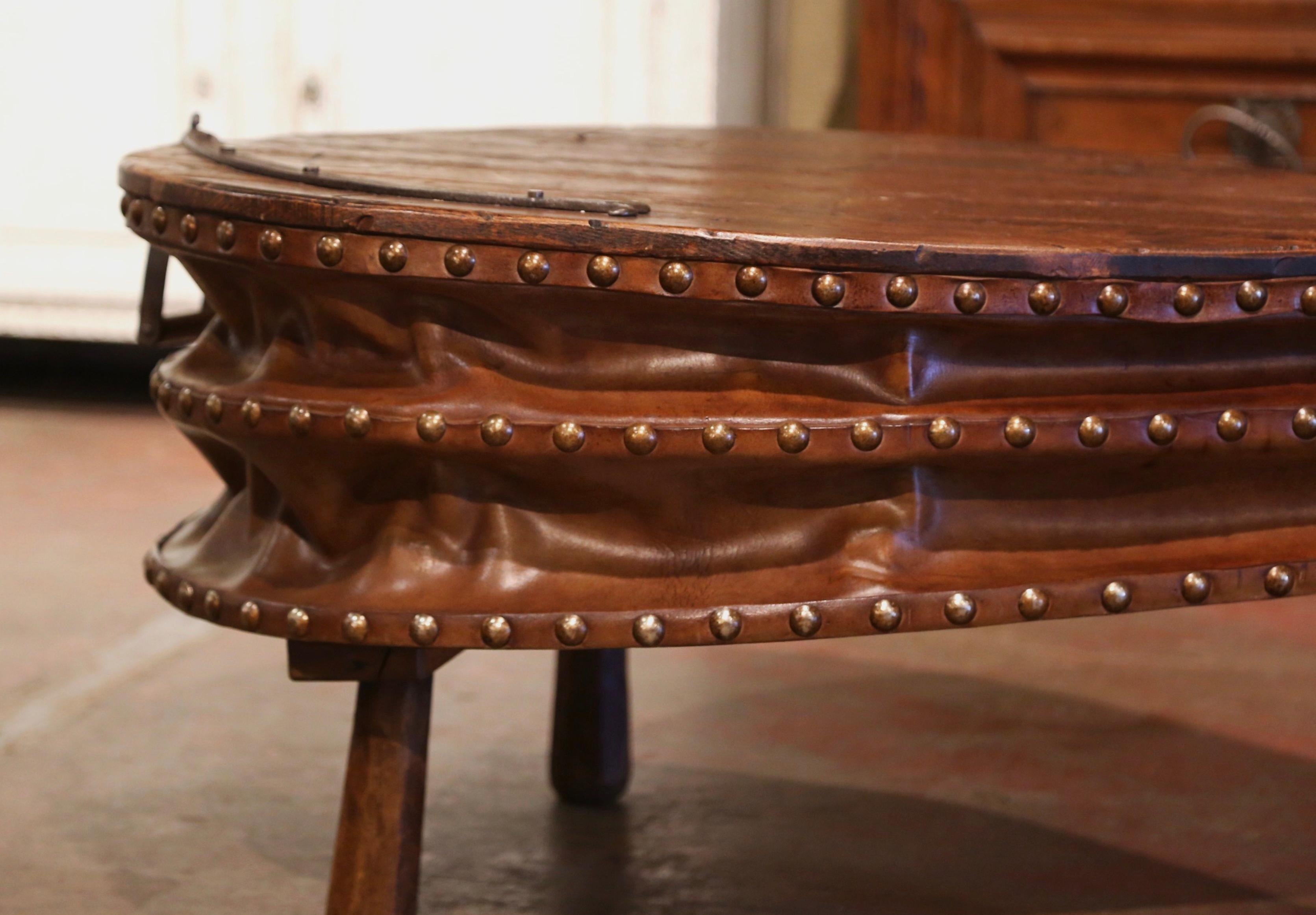 Français Table basse à soufflets en chêne, fer et cuir de forgeron français du 19e siècle en vente