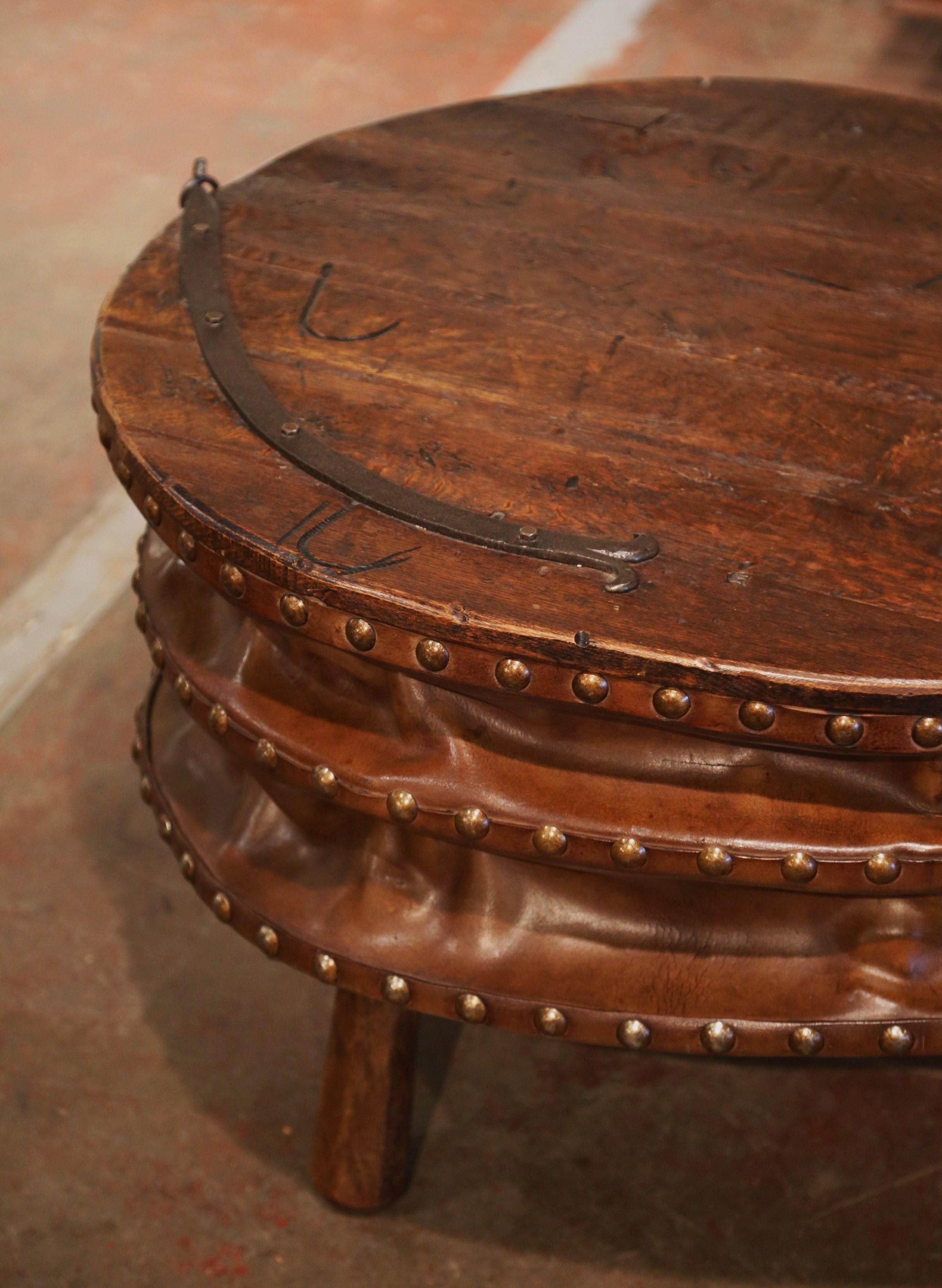 Sculpté à la main Table basse à soufflets en chêne, fer et cuir de forgeron français du 19e siècle en vente
