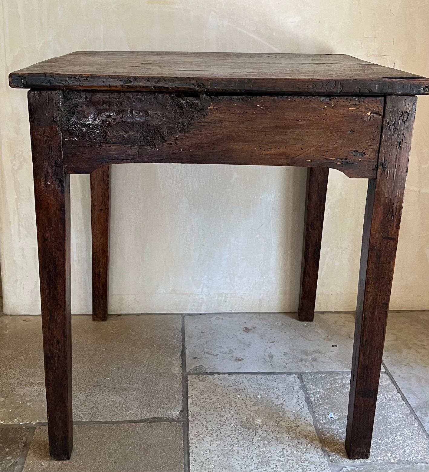 Table d'appoint en chêne français du XIXe siècle en vente 3