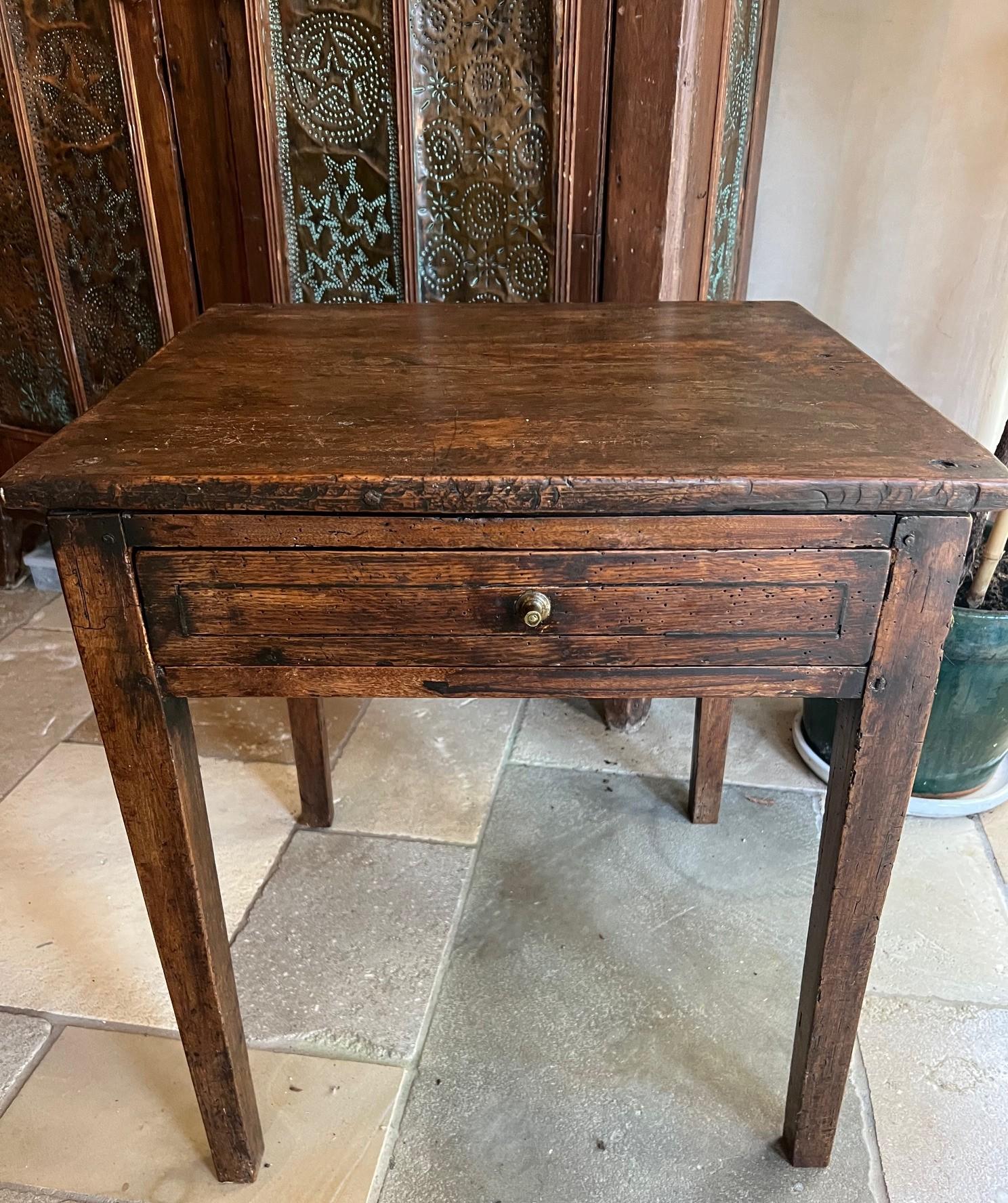 Table d'appoint en chêne français du XIXe siècle en vente 6