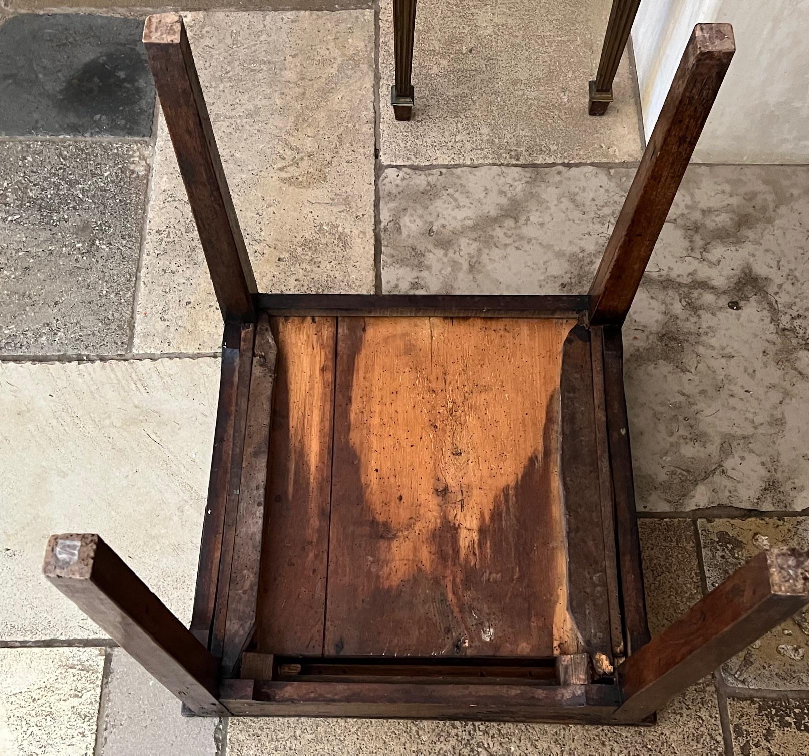 Table d'appoint en chêne français du XIXe siècle en vente 7