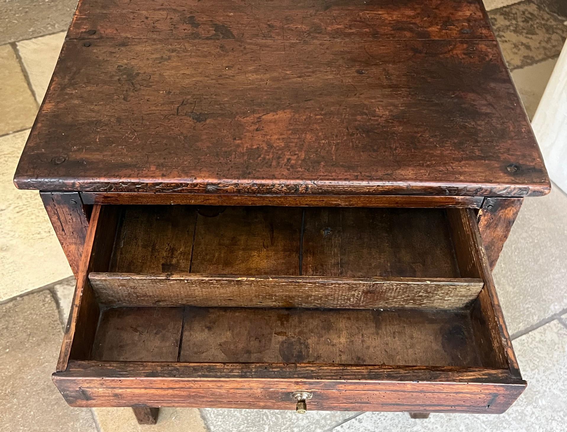 Provincial français Table d'appoint en chêne français du XIXe siècle en vente