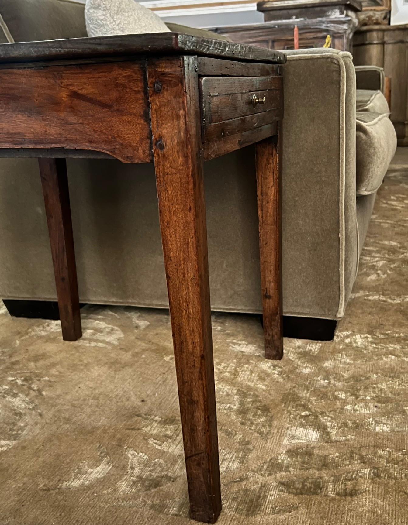 Français Table d'appoint en chêne français du XIXe siècle en vente