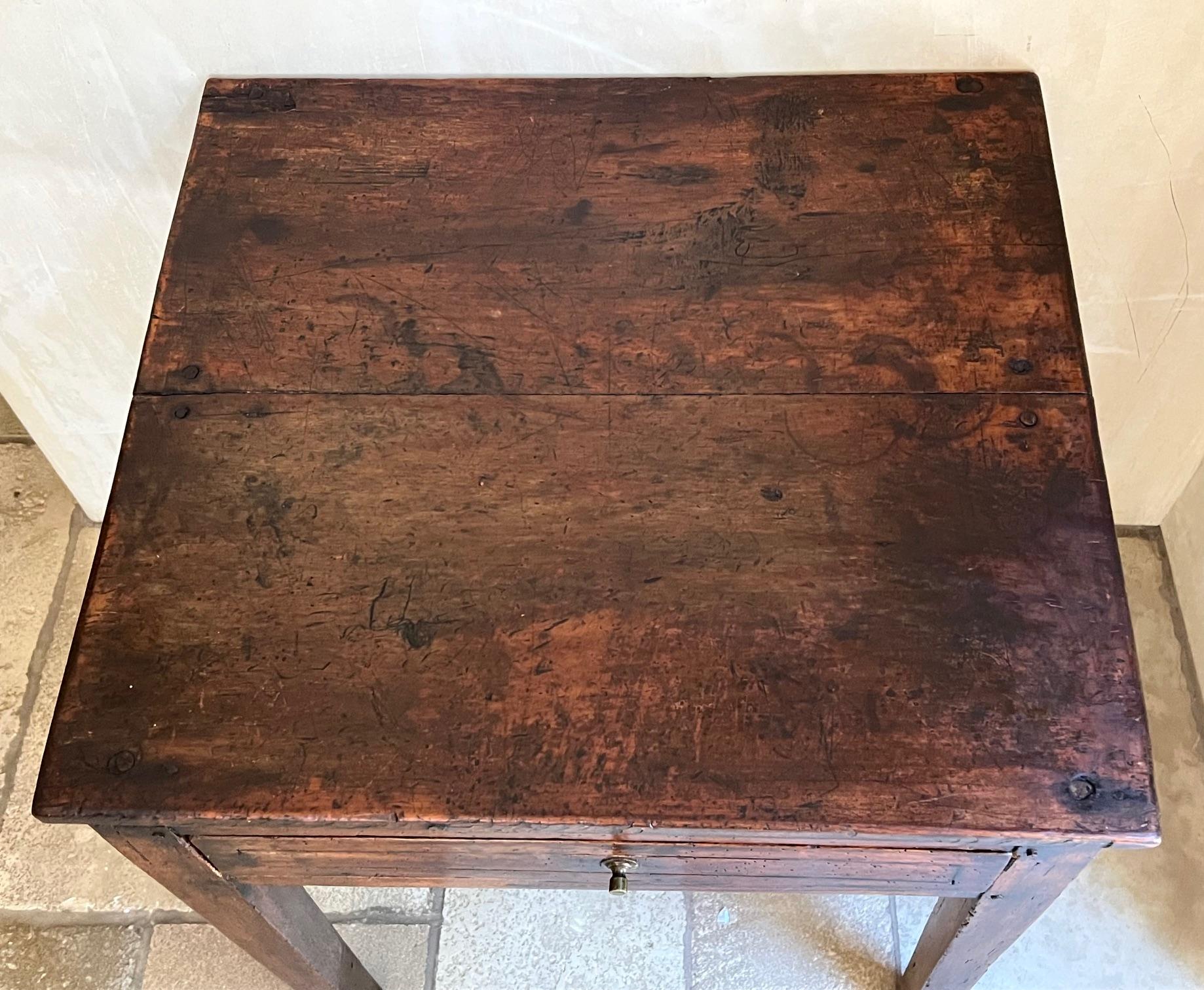 Table d'appoint en chêne français du XIXe siècle Bon état - En vente à Ross, CA