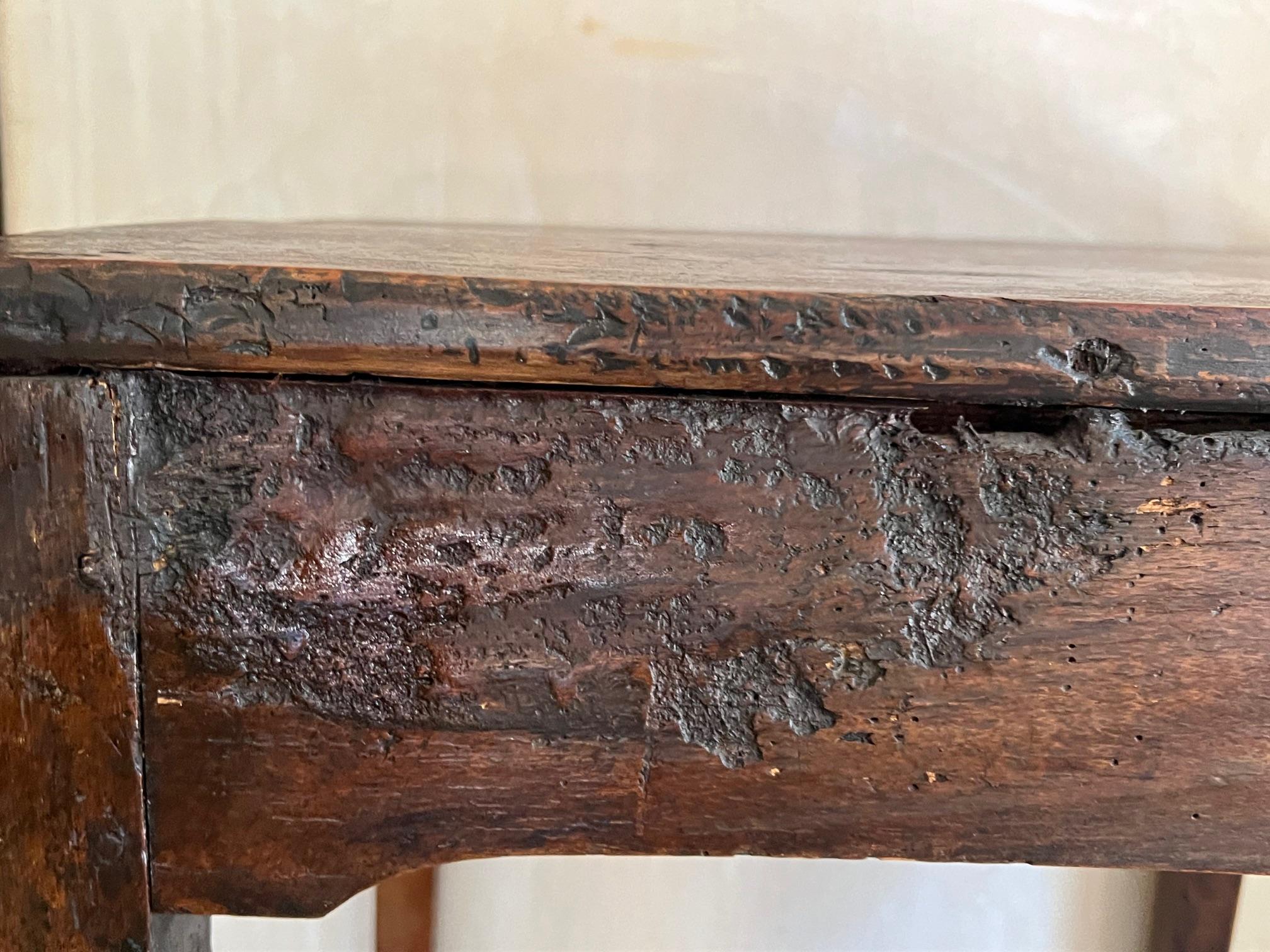 Table d'appoint en chêne français du XIXe siècle en vente 1