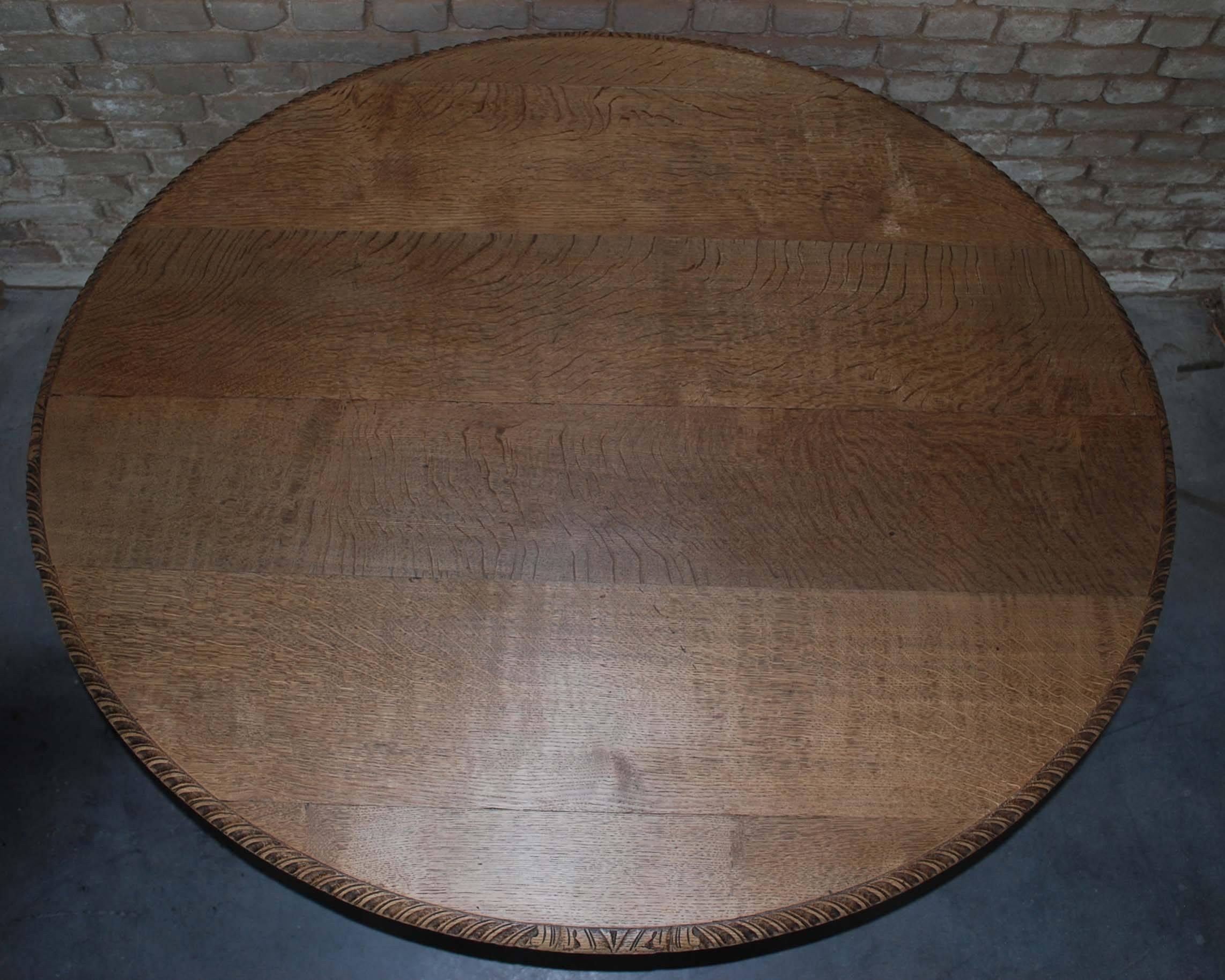 19th Century French Oak Renaissance Oval Hunt or Foxes Head Table In Good Condition In Casteren, NL