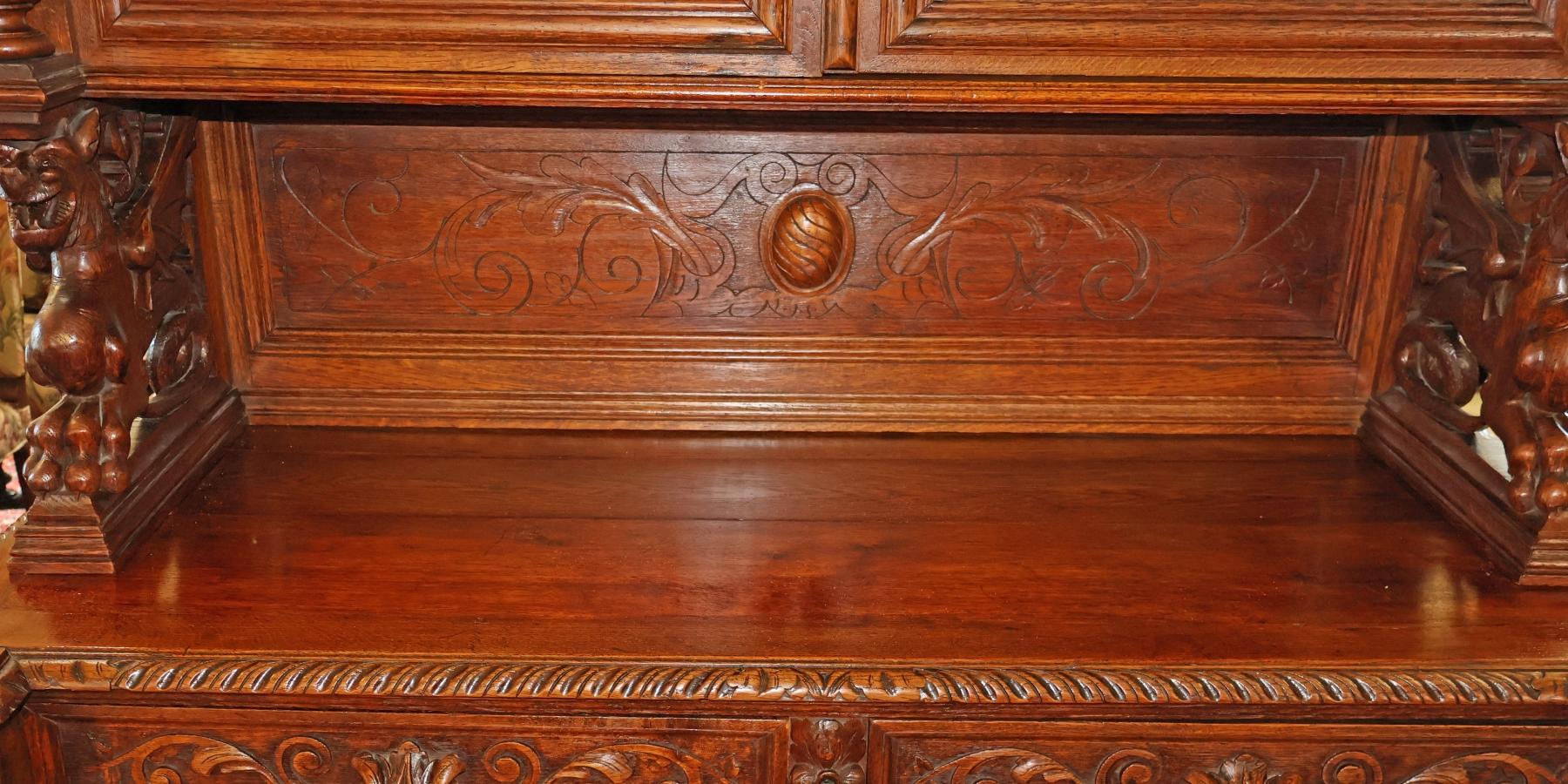 Credenza buffet in rovere francese del XIX secolo in stile rinascimentale Griffin in vendita 4
