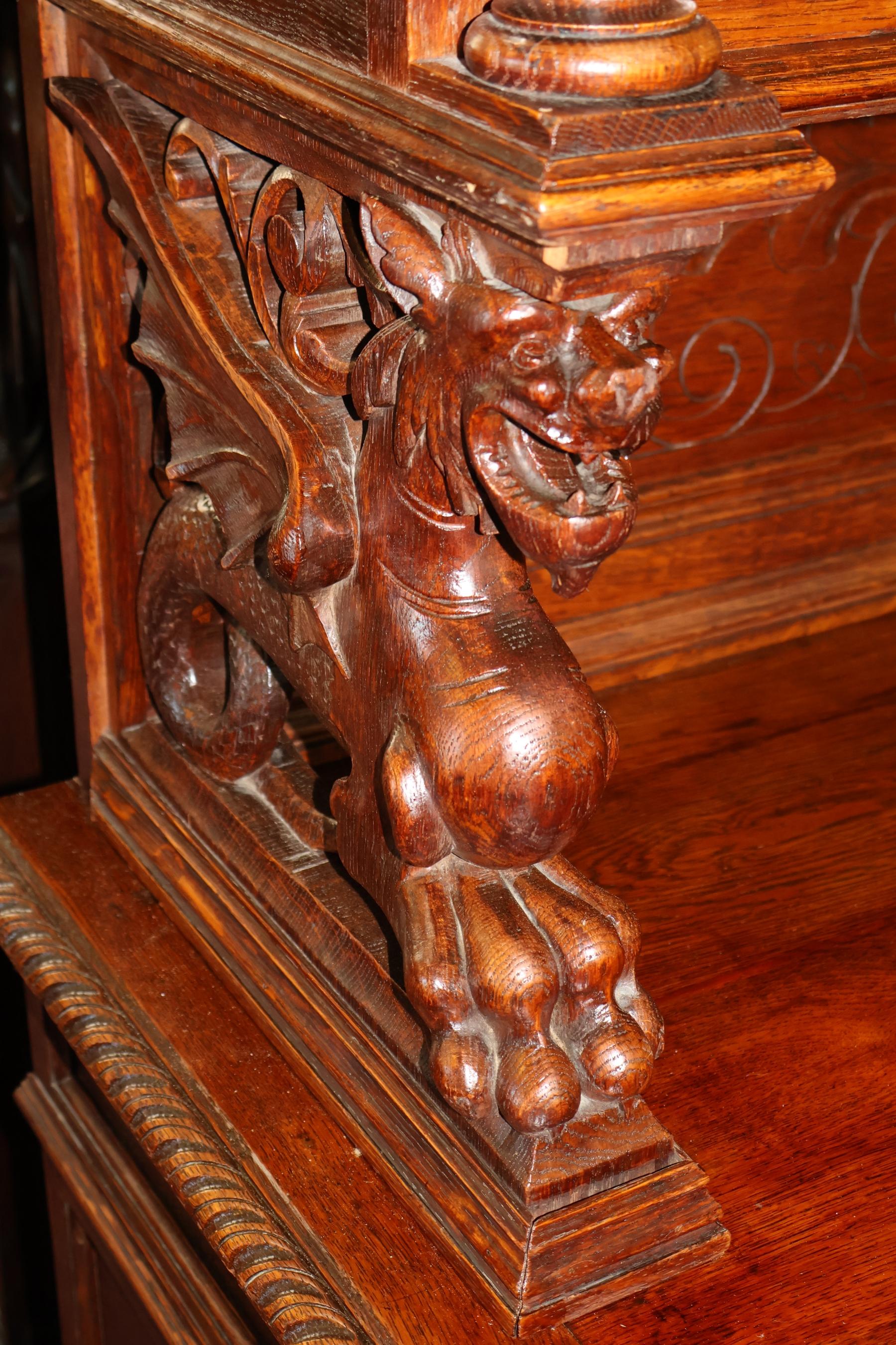 Credenza buffet in rovere francese del XIX secolo in stile rinascimentale Griffin in vendita 5