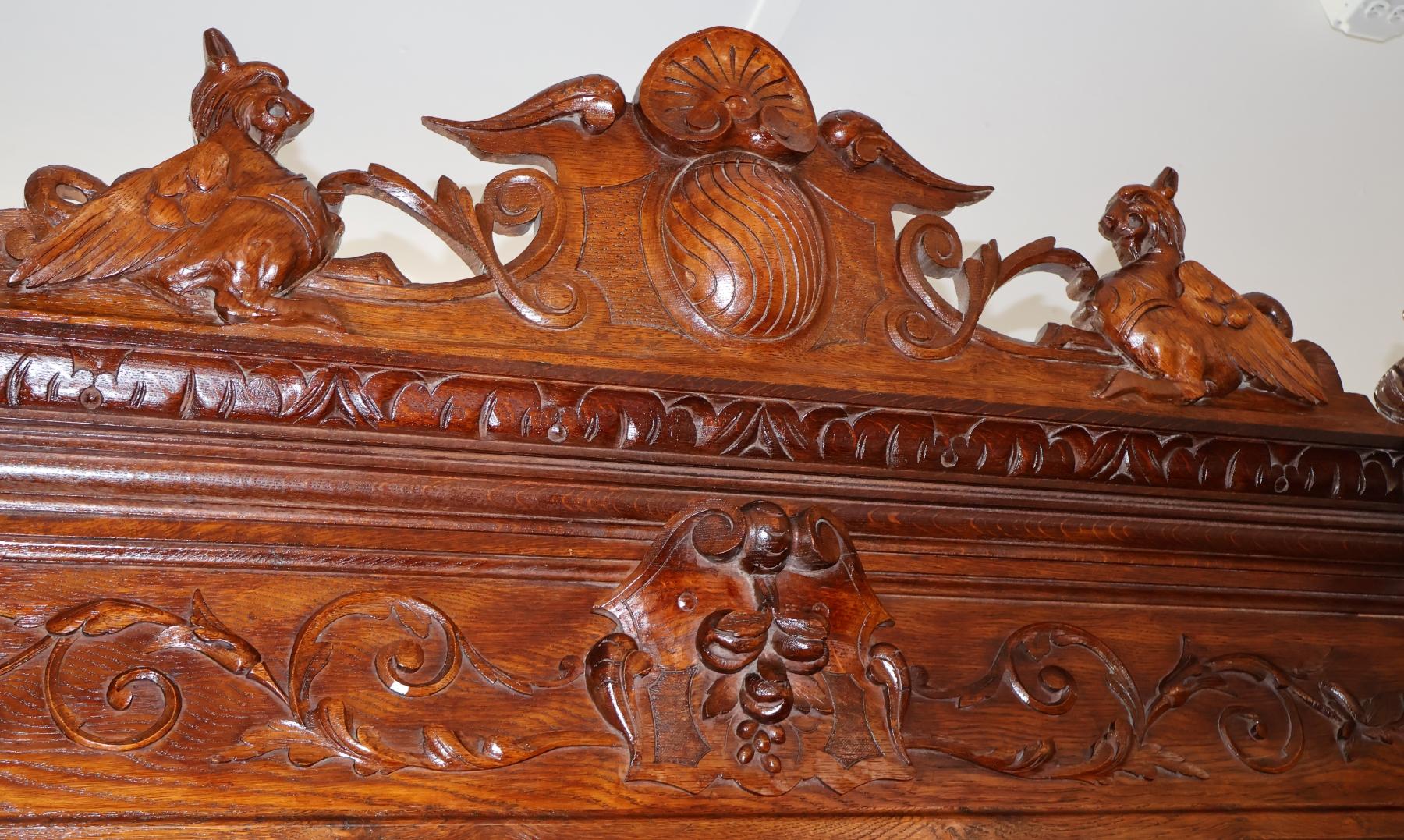 Credenza buffet in rovere francese del XIX secolo in stile rinascimentale Griffin in vendita 6