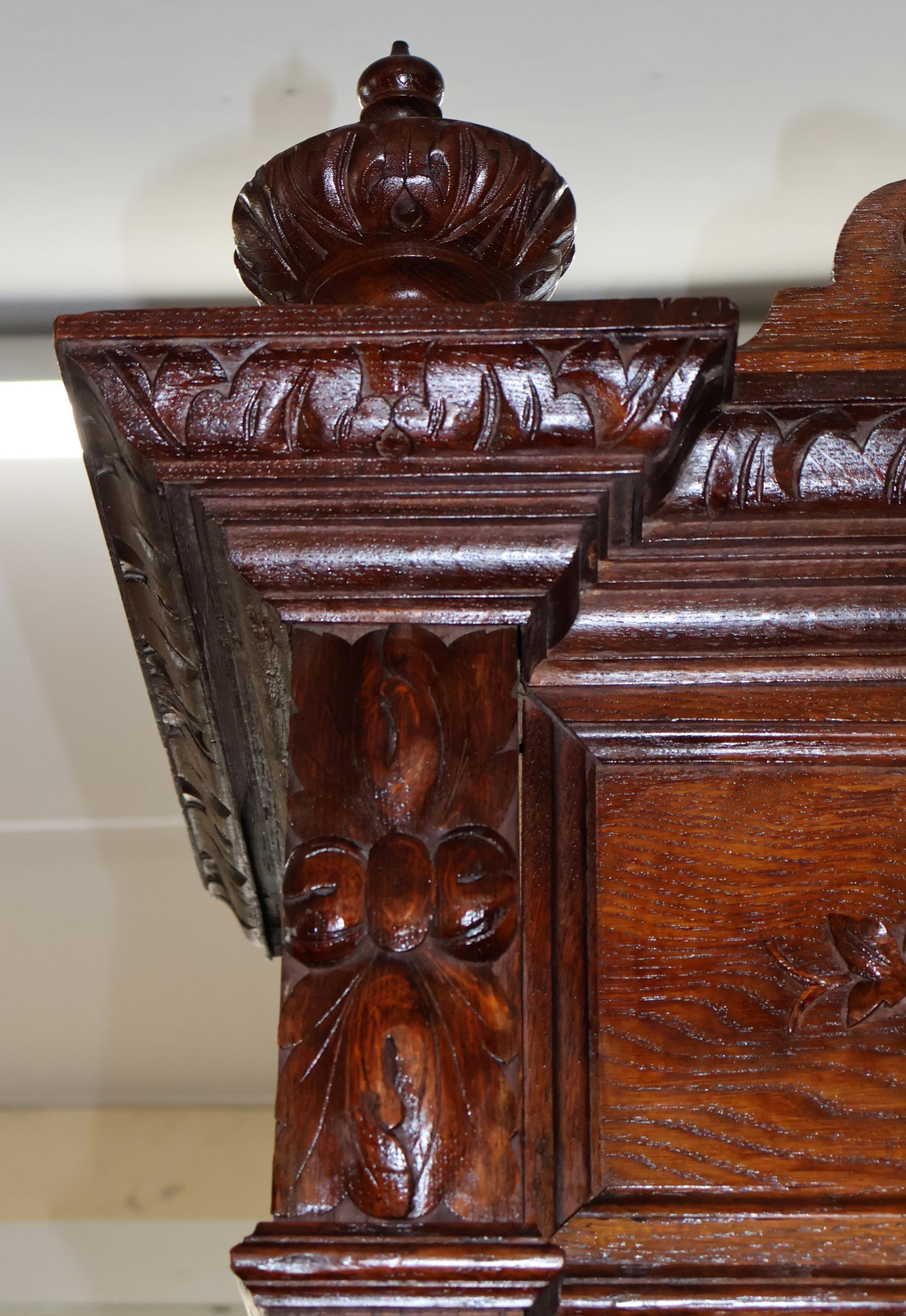 Credenza buffet in rovere francese del XIX secolo in stile rinascimentale Griffin in vendita 7