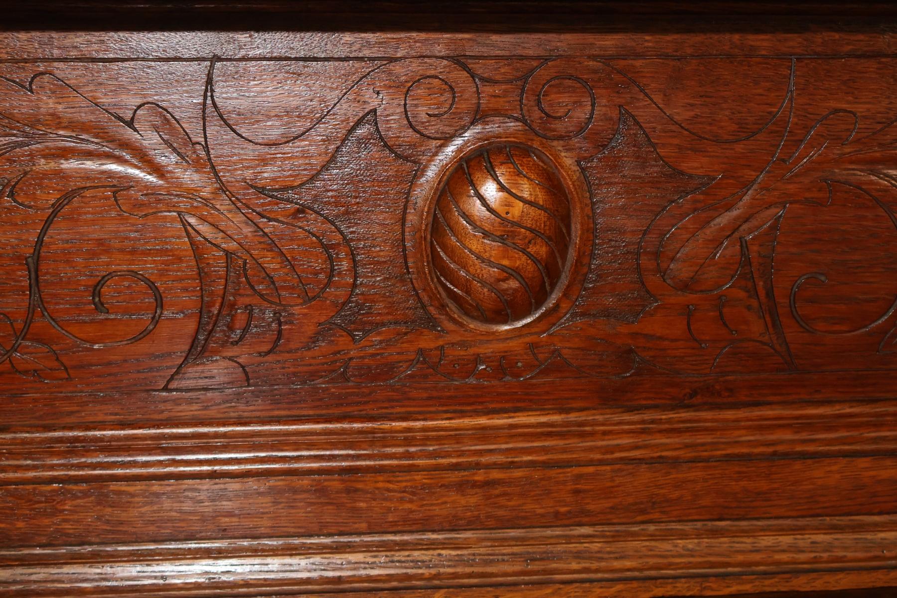 Credenza buffet in rovere francese del XIX secolo in stile rinascimentale Griffin in vendita 8