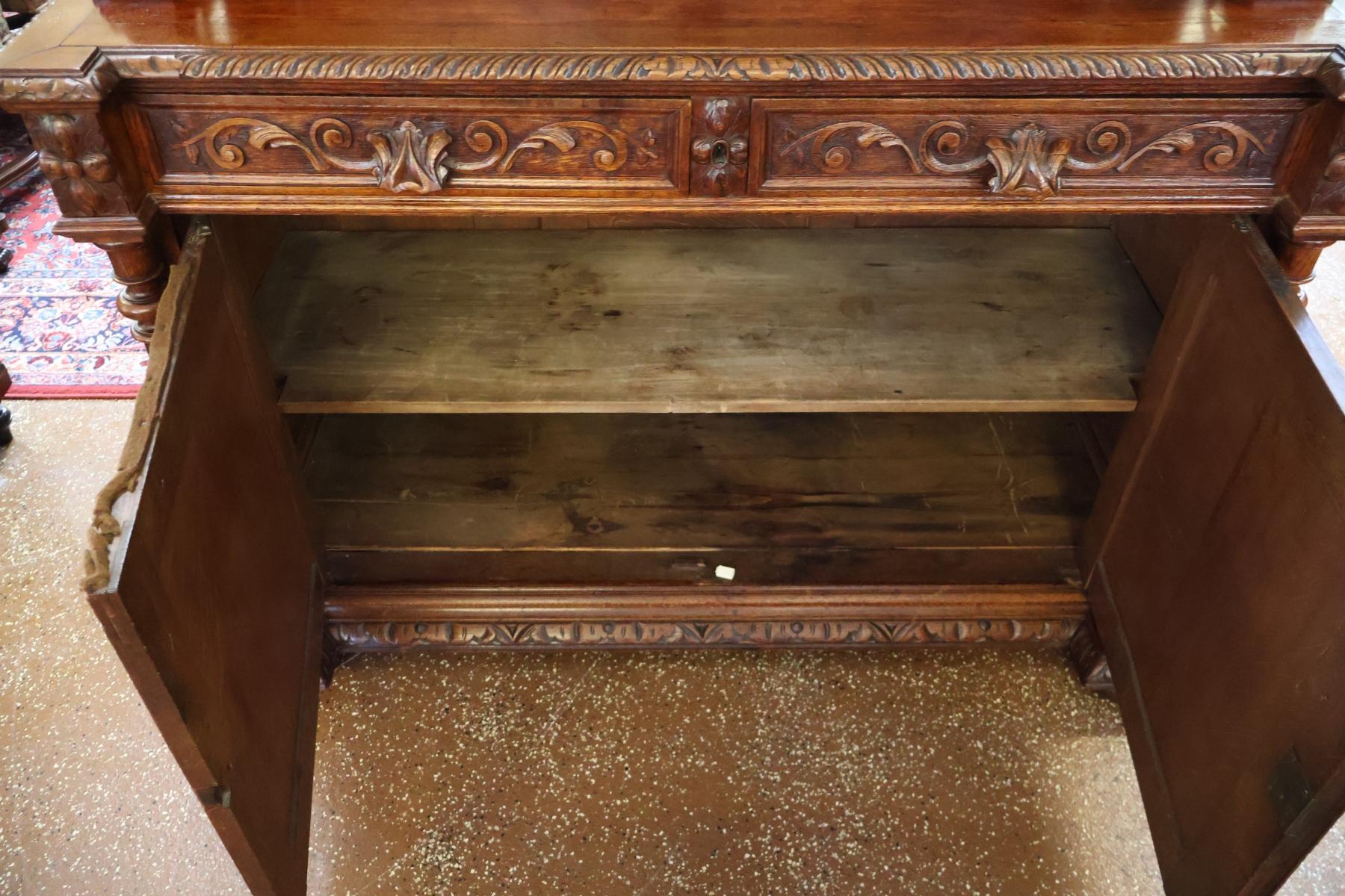 Credenza buffet in rovere francese del XIX secolo in stile rinascimentale Griffin in vendita 9