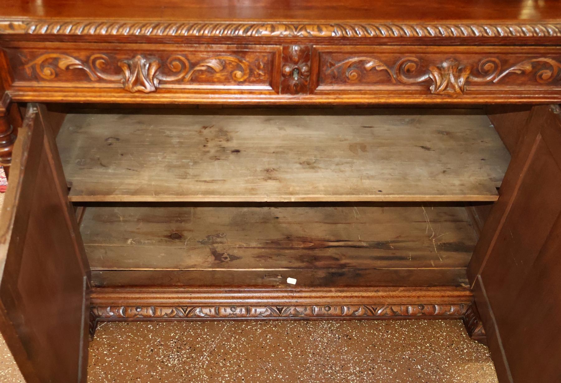 Credenza buffet in rovere francese del XIX secolo in stile rinascimentale Griffin in vendita 10