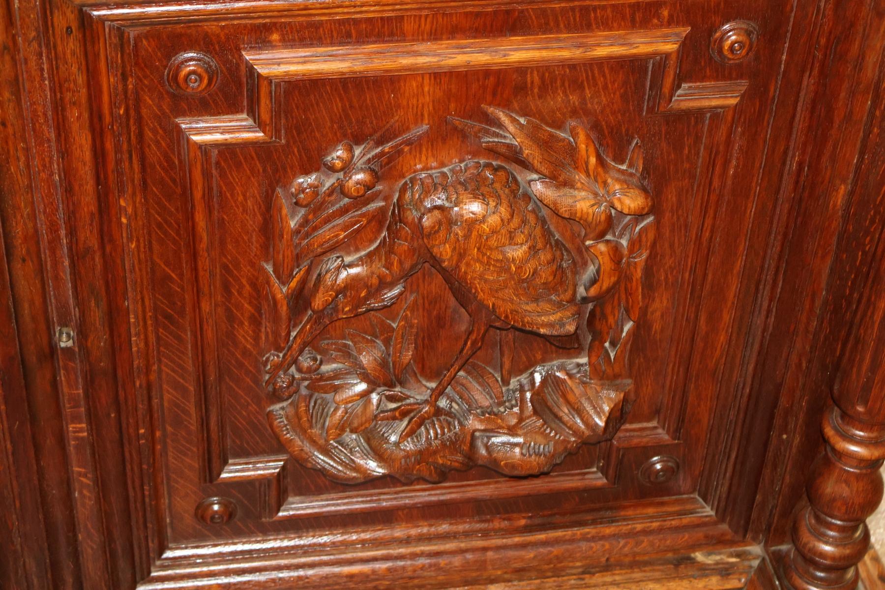 Credenza buffet in rovere francese del XIX secolo in stile rinascimentale Griffin in vendita 11