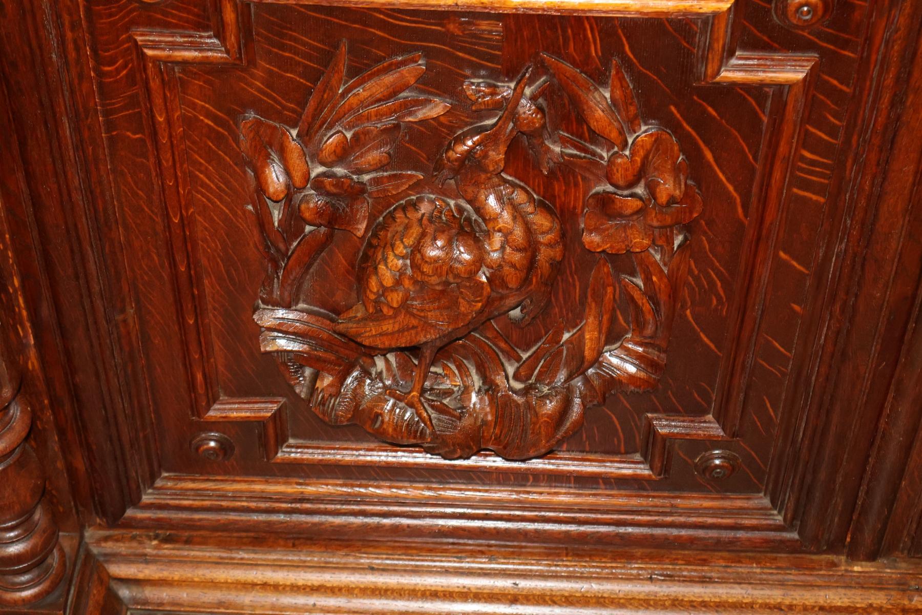 Credenza buffet in rovere francese del XIX secolo in stile rinascimentale Griffin in vendita 12
