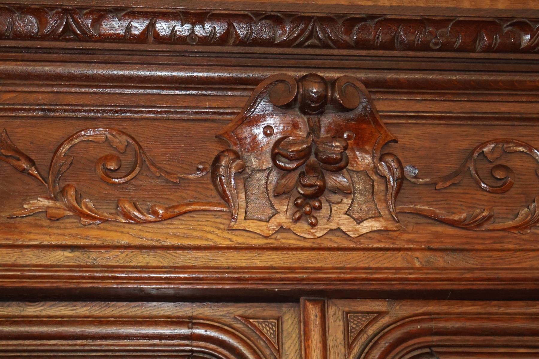 Credenza buffet in rovere francese del XIX secolo in stile rinascimentale Griffin in vendita 13