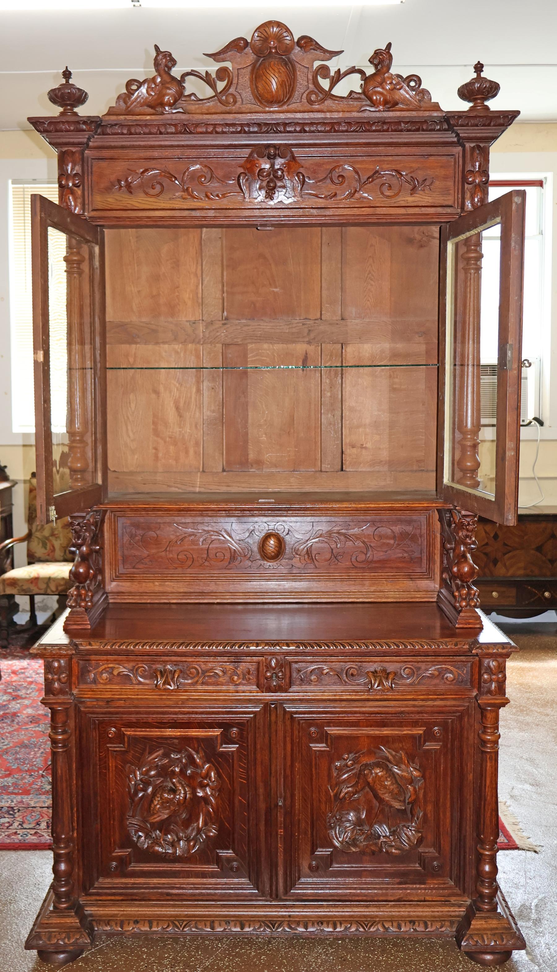 Credenza buffet in rovere francese del XIX secolo in stile rinascimentale Griffin in vendita 1