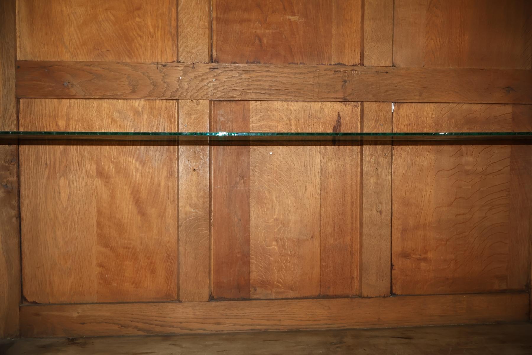 Credenza buffet in rovere francese del XIX secolo in stile rinascimentale Griffin in vendita 2