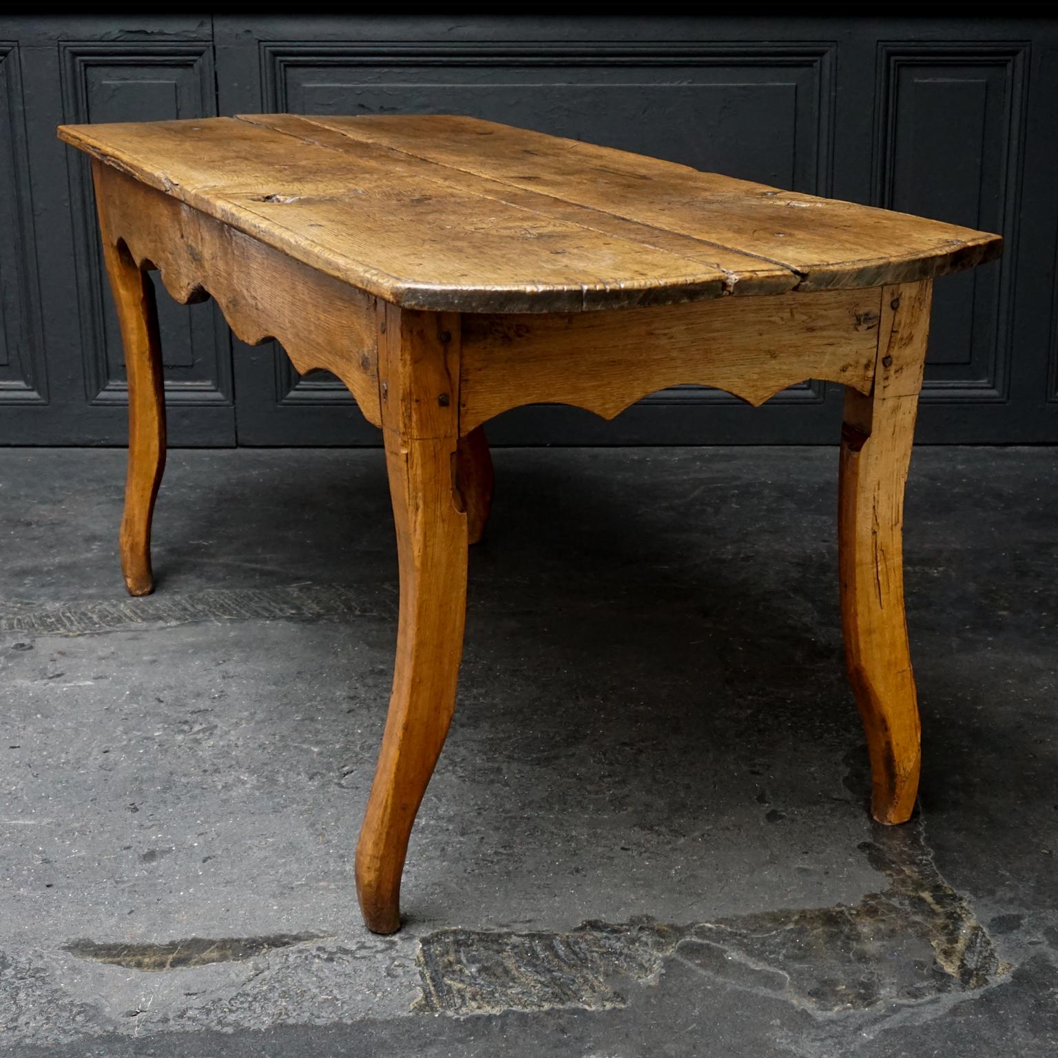 19th Century French Oak Rustic Farm Wooden Kitchen Table on Cabriole Shaped Legs In Good Condition In Haarlem, NL