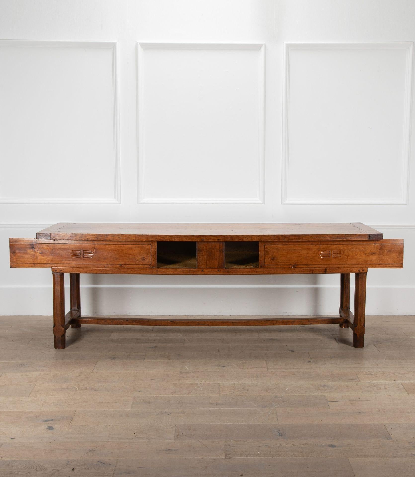 Impresionante mesa de servicio francesa de dos tablones de roble del siglo XIX.
Acabado sobre cuatro patas biseladas.
Funciona igual de bien como consola o mesa de servicio.