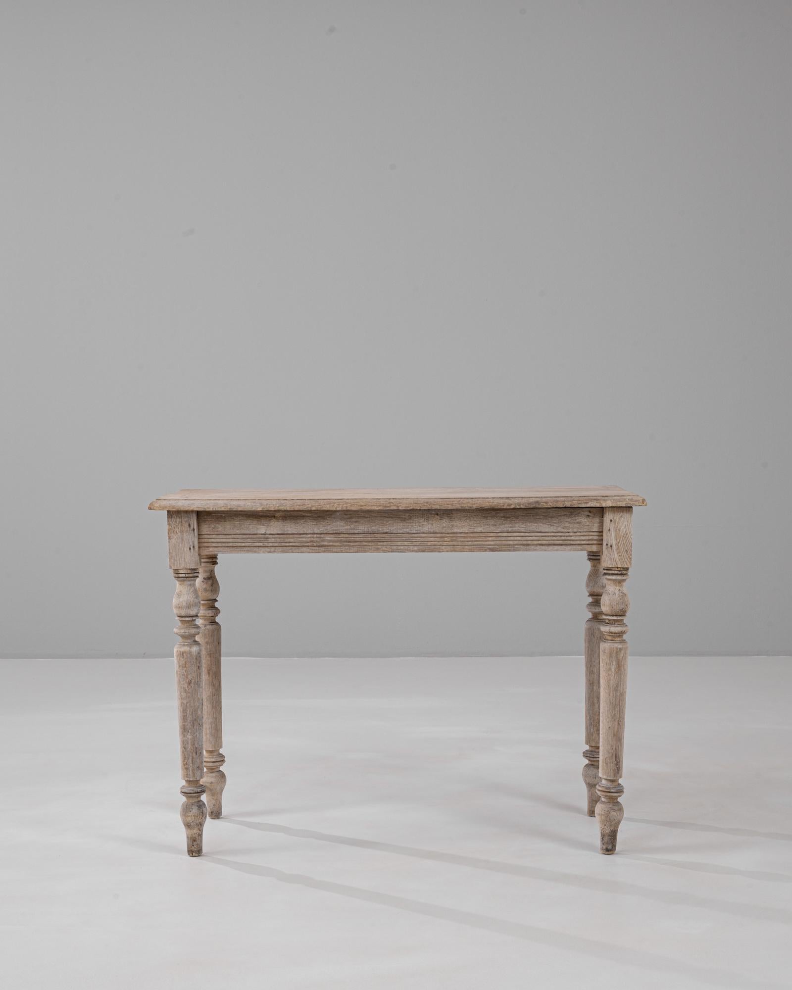 Cette table d'appoint en chêne français du XIXe siècle présente une simplicité raffinée équilibrée par des détails classiques, ce qui en fait une pièce d'appoint polyvalente pour un grand nombre d'intérieurs. Fabriqué en chêne massif, il présente un