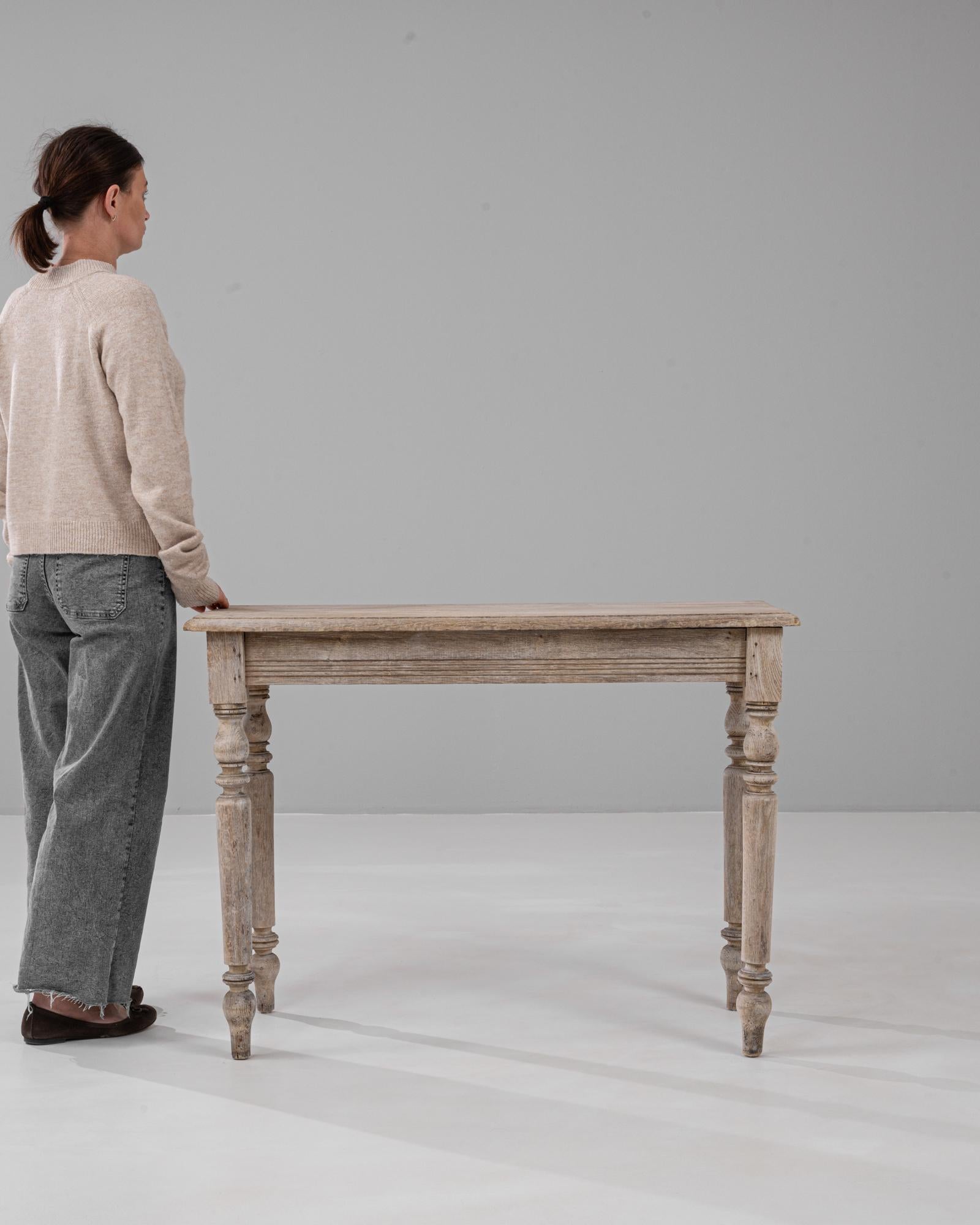 Français Table d'appoint en chêne français du XIXe siècle en vente