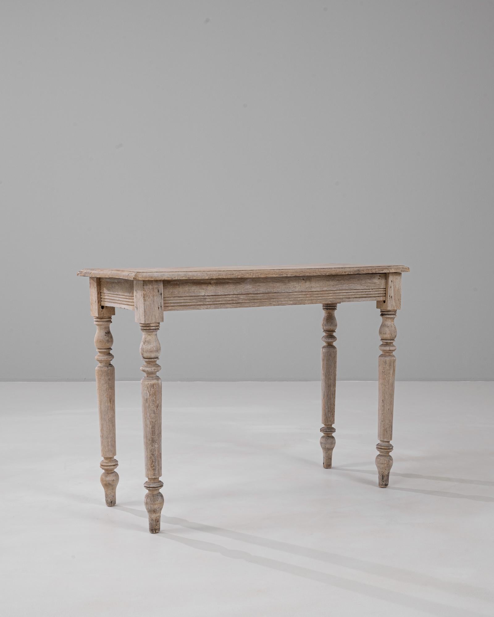 Table d'appoint en chêne français du XIXe siècle en vente 1