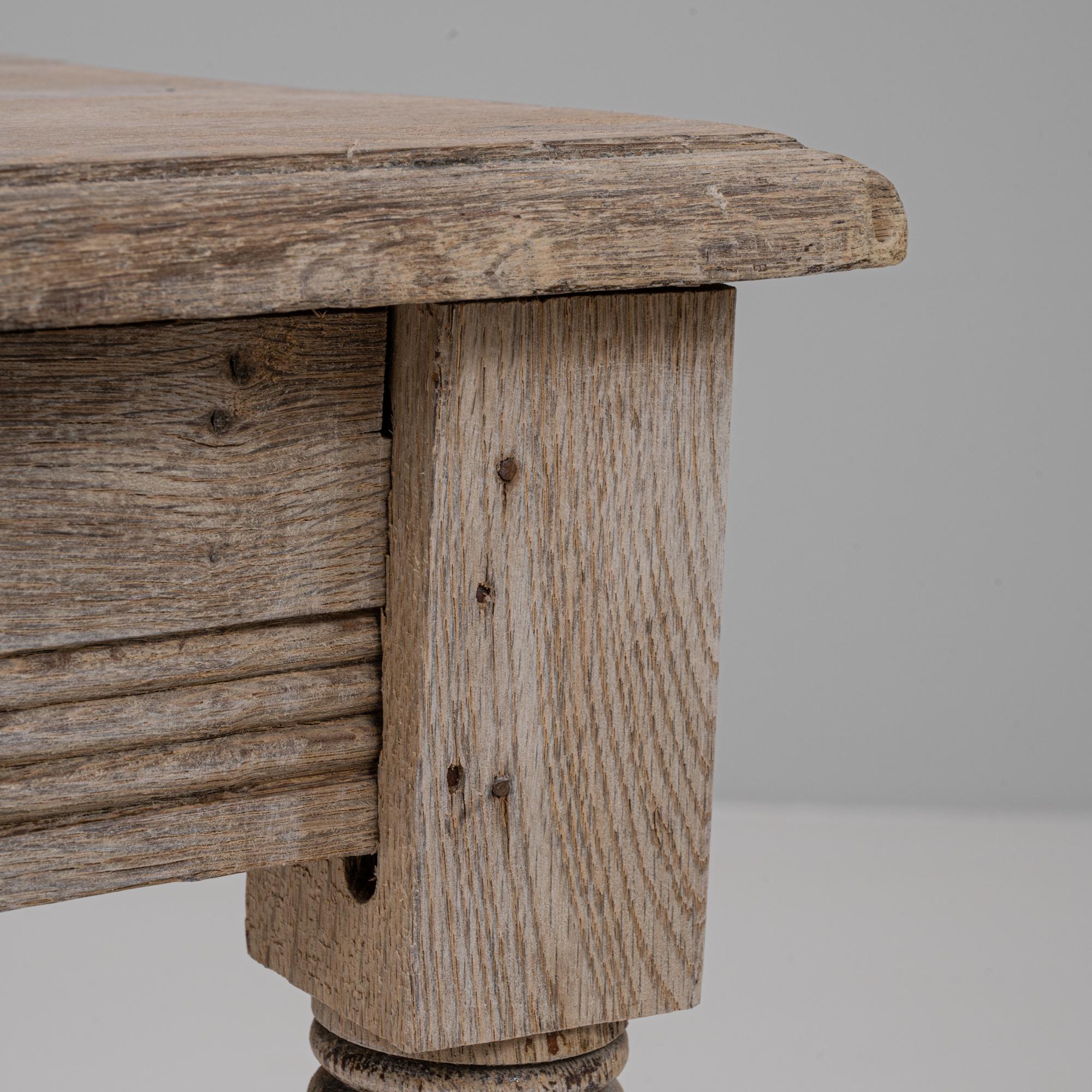 Table d'appoint en chêne français du XIXe siècle en vente 3