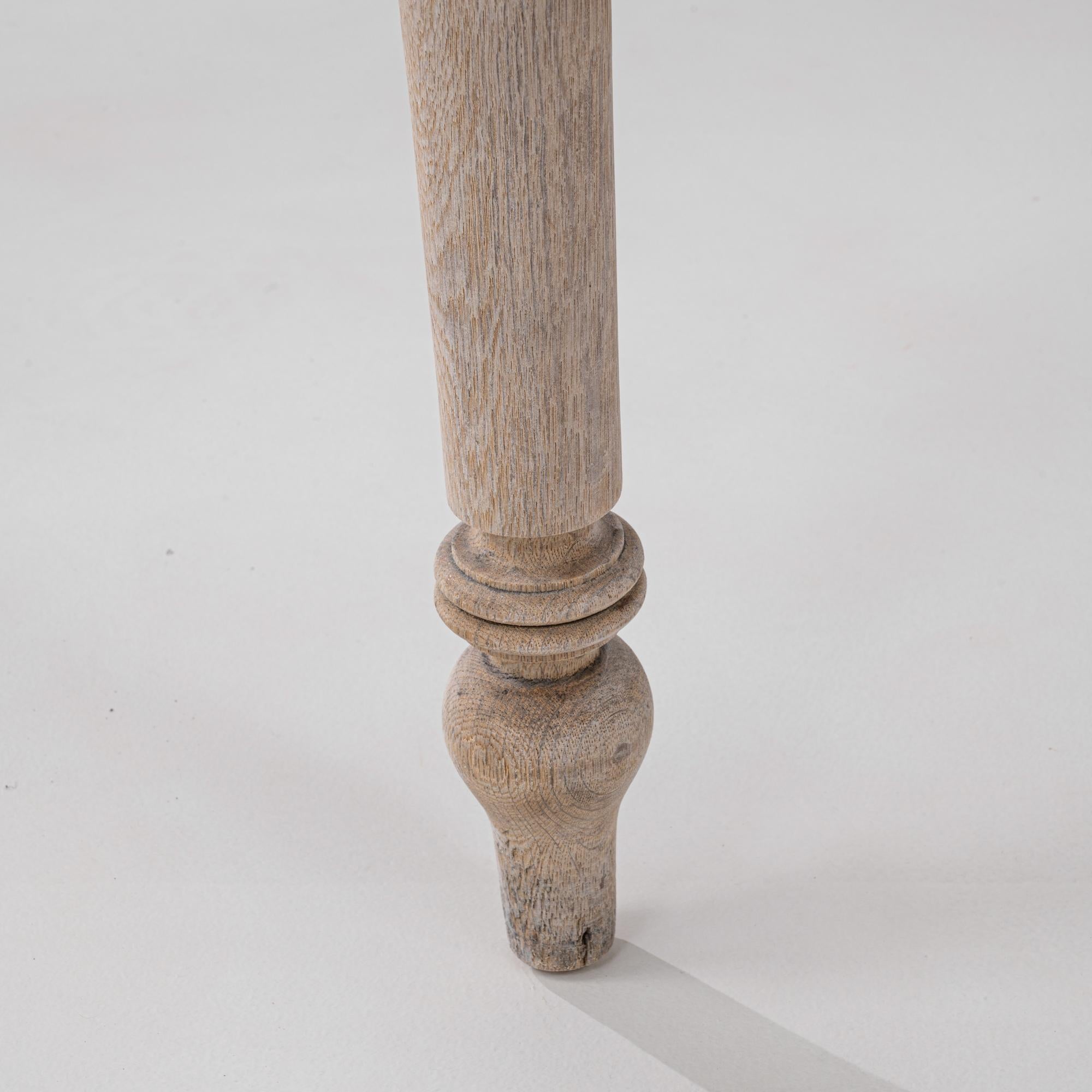 Table d'appoint en chêne français du XIXe siècle en vente 4