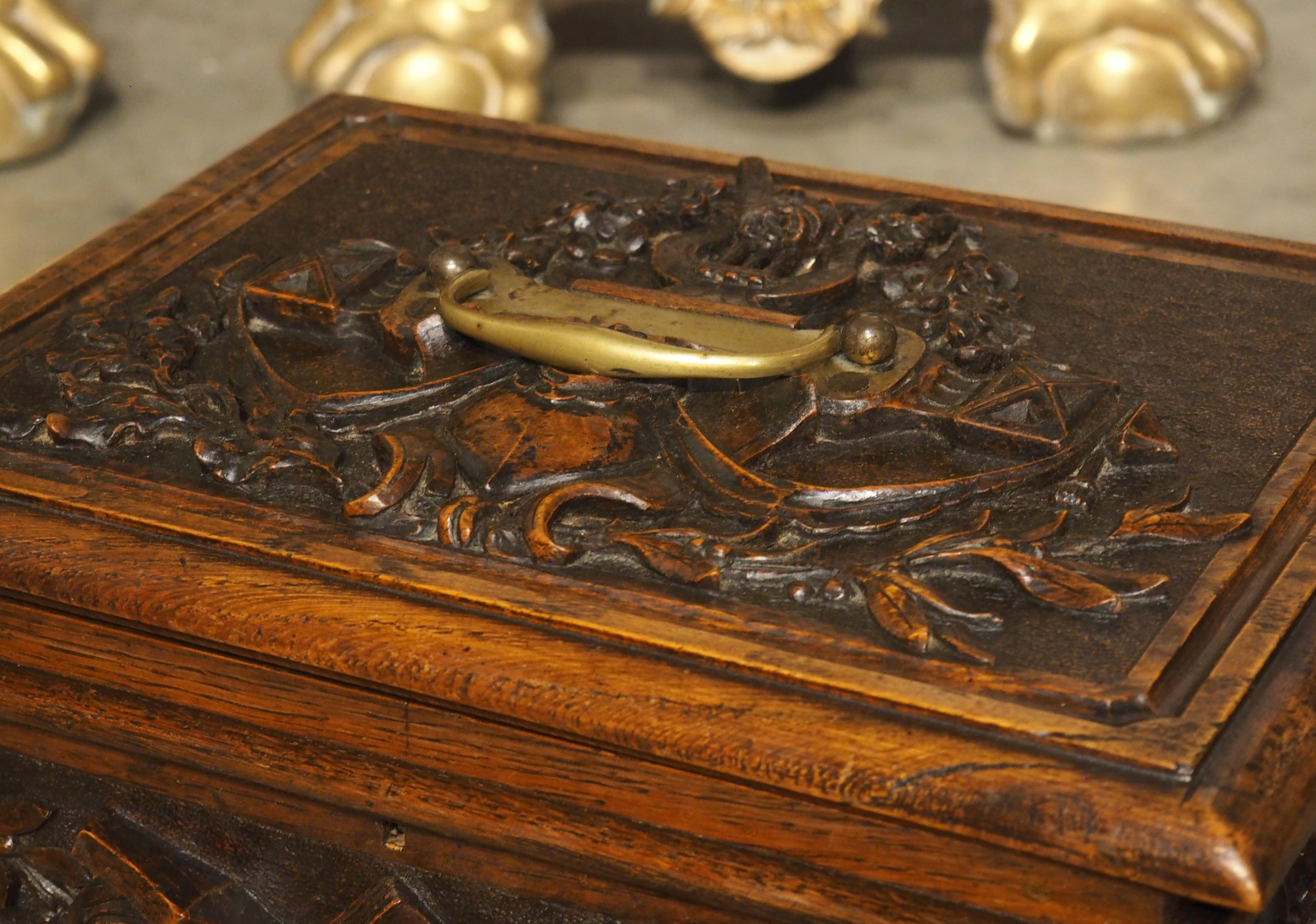 Coffret de table en Oak Oak français du 19ème siècle avec sculptures de trophées en relief en vente 3