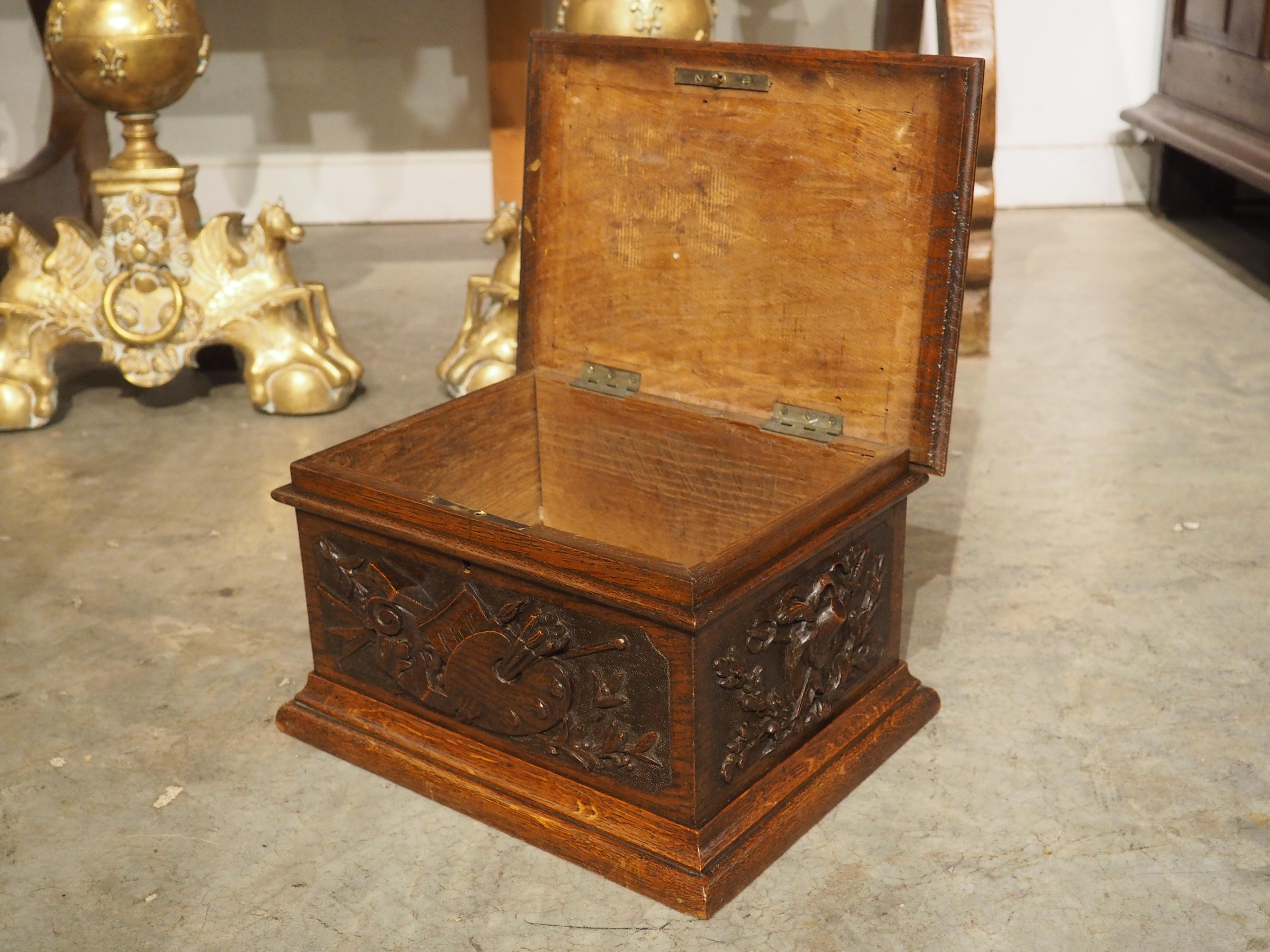 Coffret de table en Oak Oak français du 19ème siècle avec sculptures de trophées en relief en vente 4