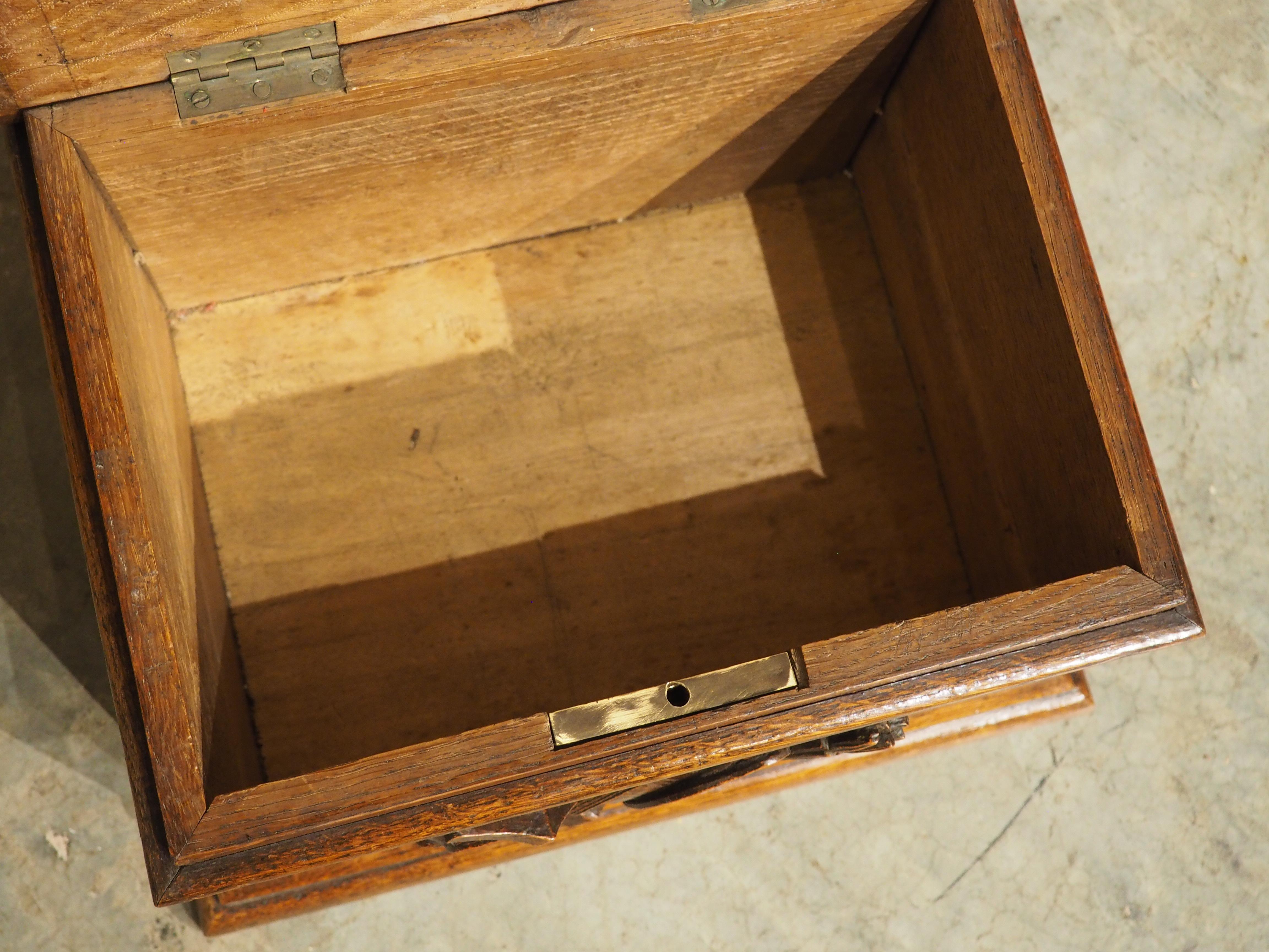 Coffret de table en Oak Oak français du 19ème siècle avec sculptures de trophées en relief en vente 5