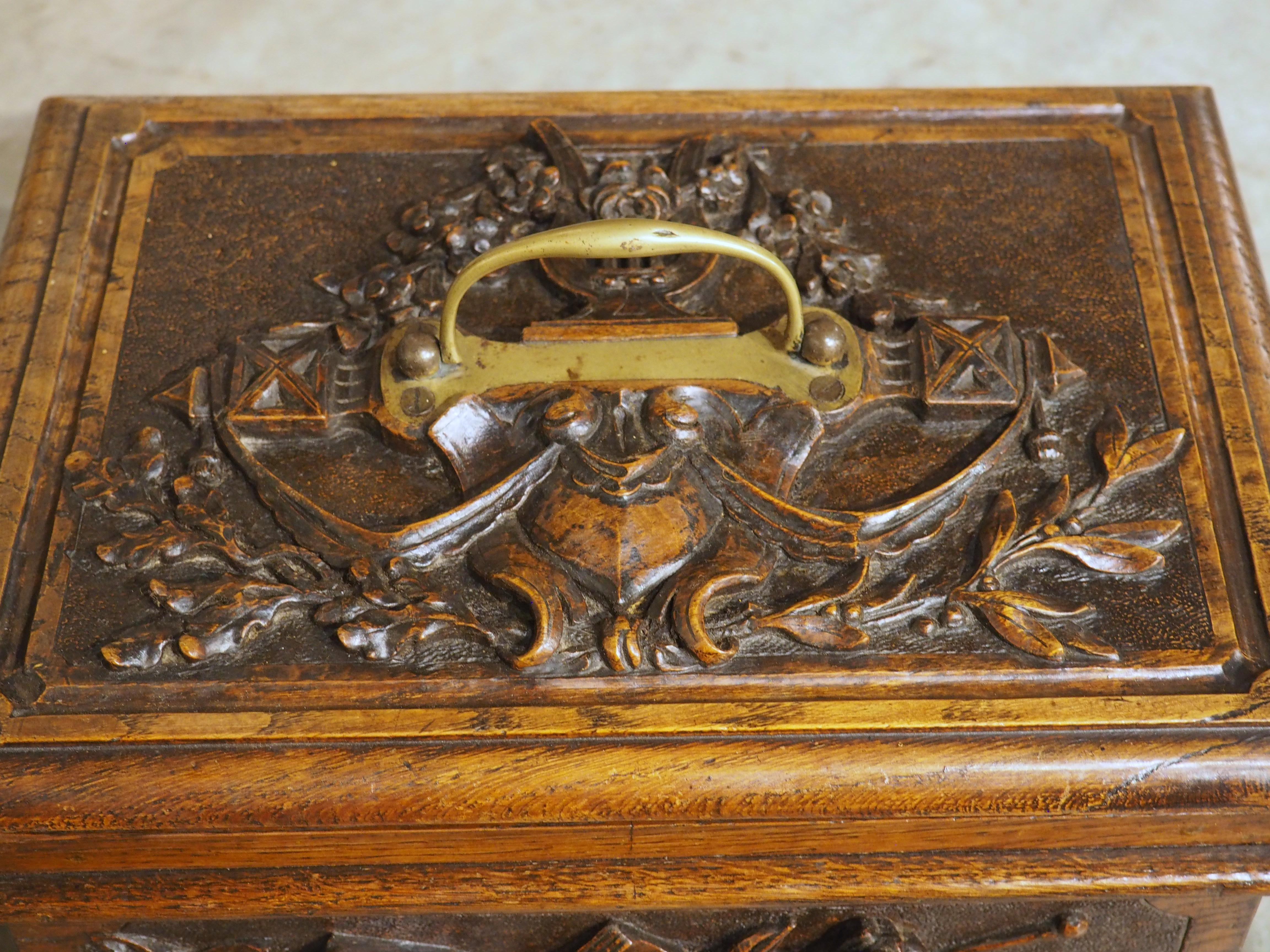 Coffret de table en Oak Oak français du 19ème siècle avec sculptures de trophées en relief en vente 6