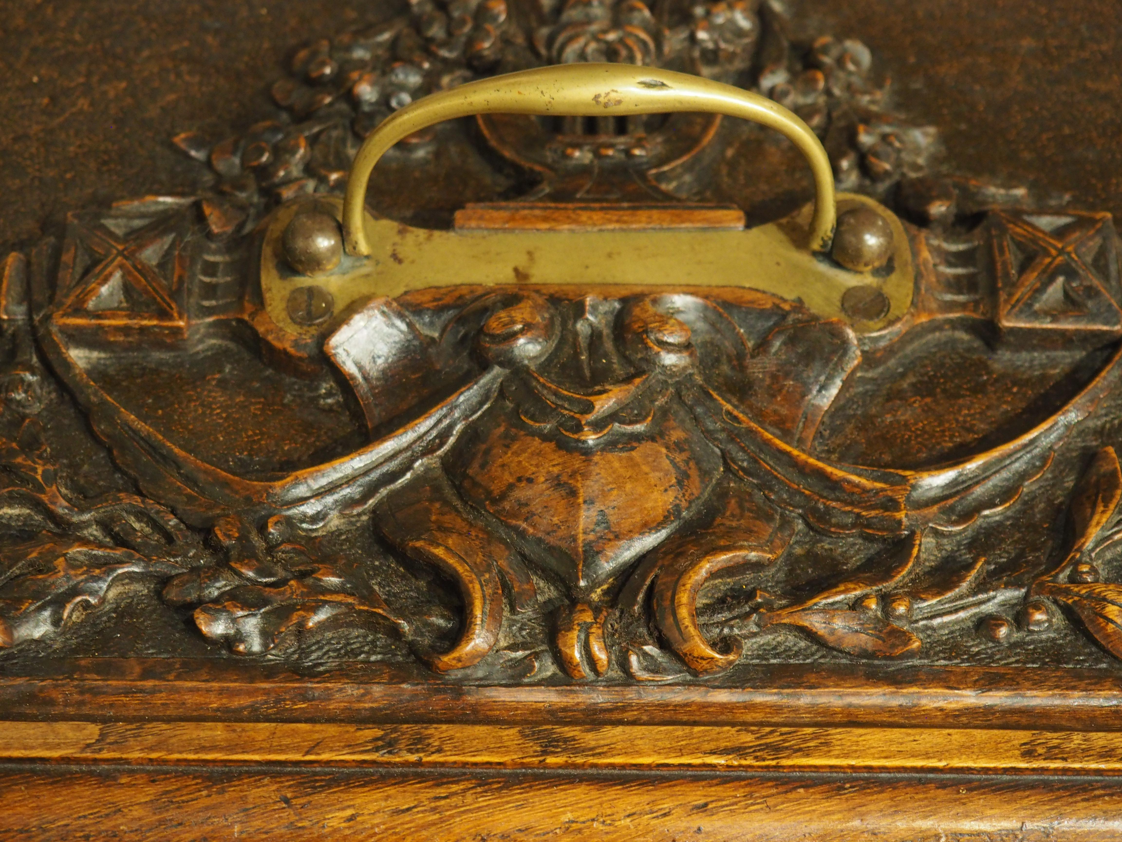 Coffret de table en Oak Oak français du 19ème siècle avec sculptures de trophées en relief en vente 7