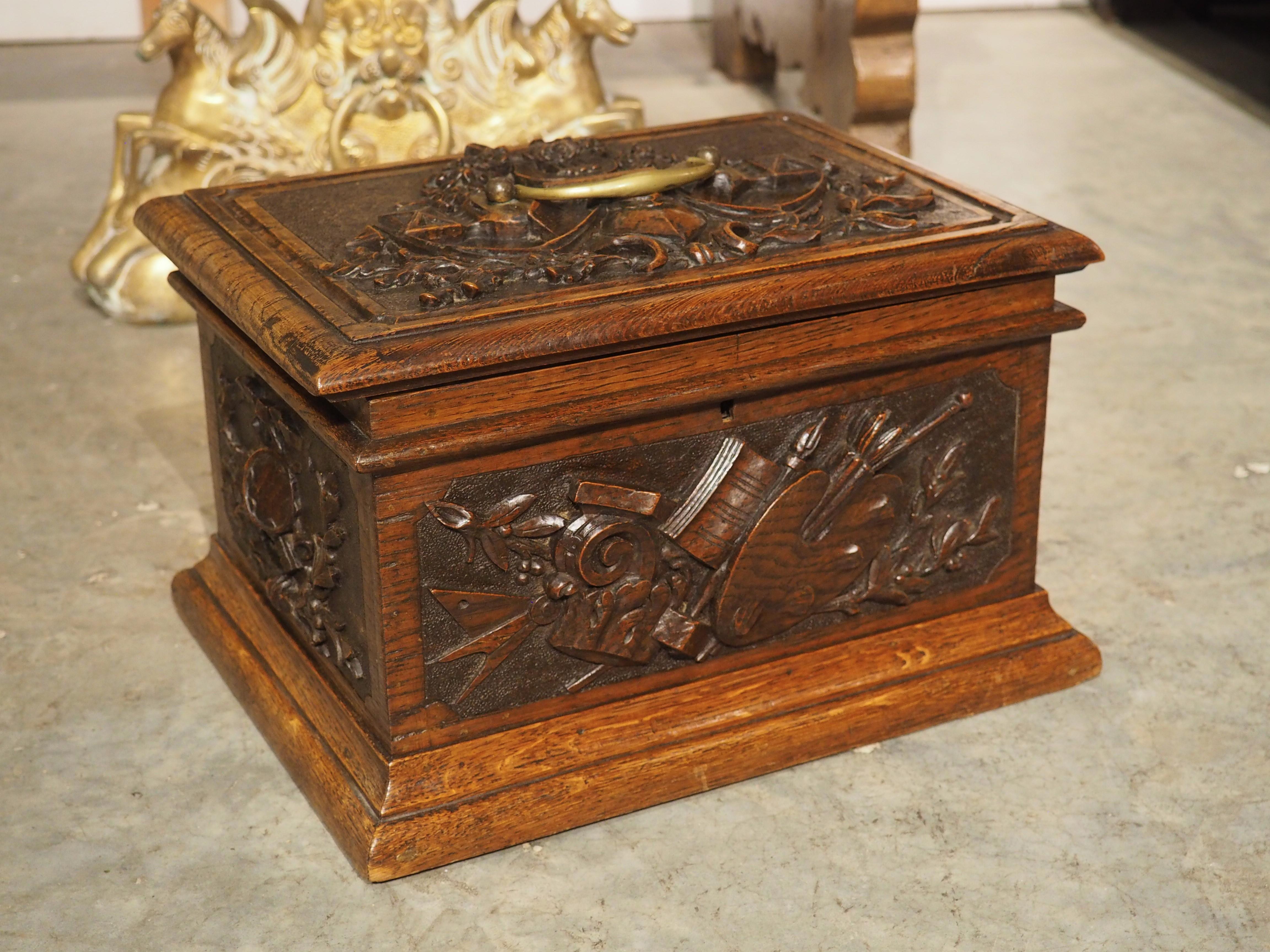 Coffret de table en Oak Oak français du 19ème siècle avec sculptures de trophées en relief en vente 8