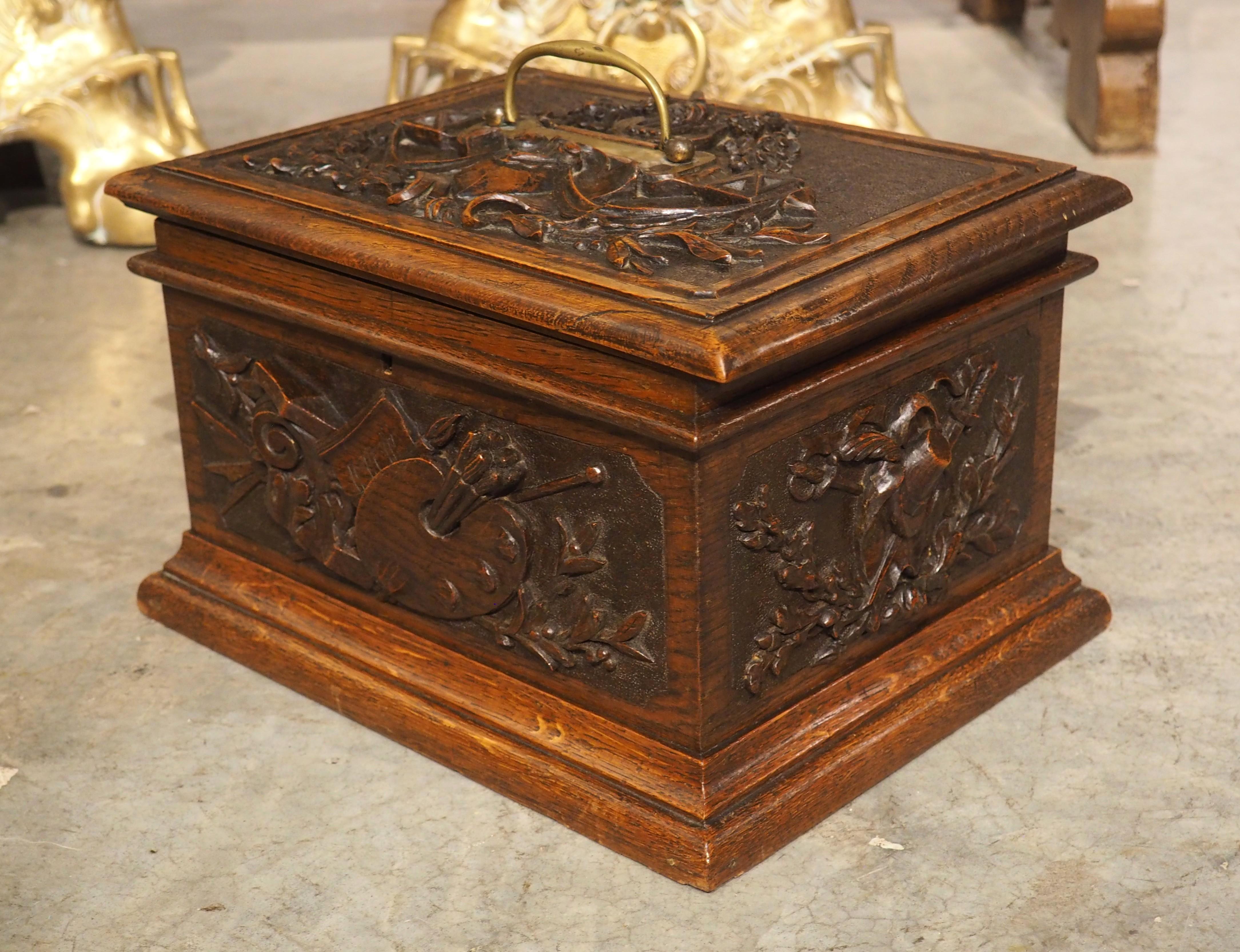 Plus d'informations bientôt...

Chaque côté et le couvercle de ce coffret de table français ont été sculptés à la main avec une présentation distincte des sculptures de trophées.  La boîte en chêne, qui date des années 1800, comporte des symboles de