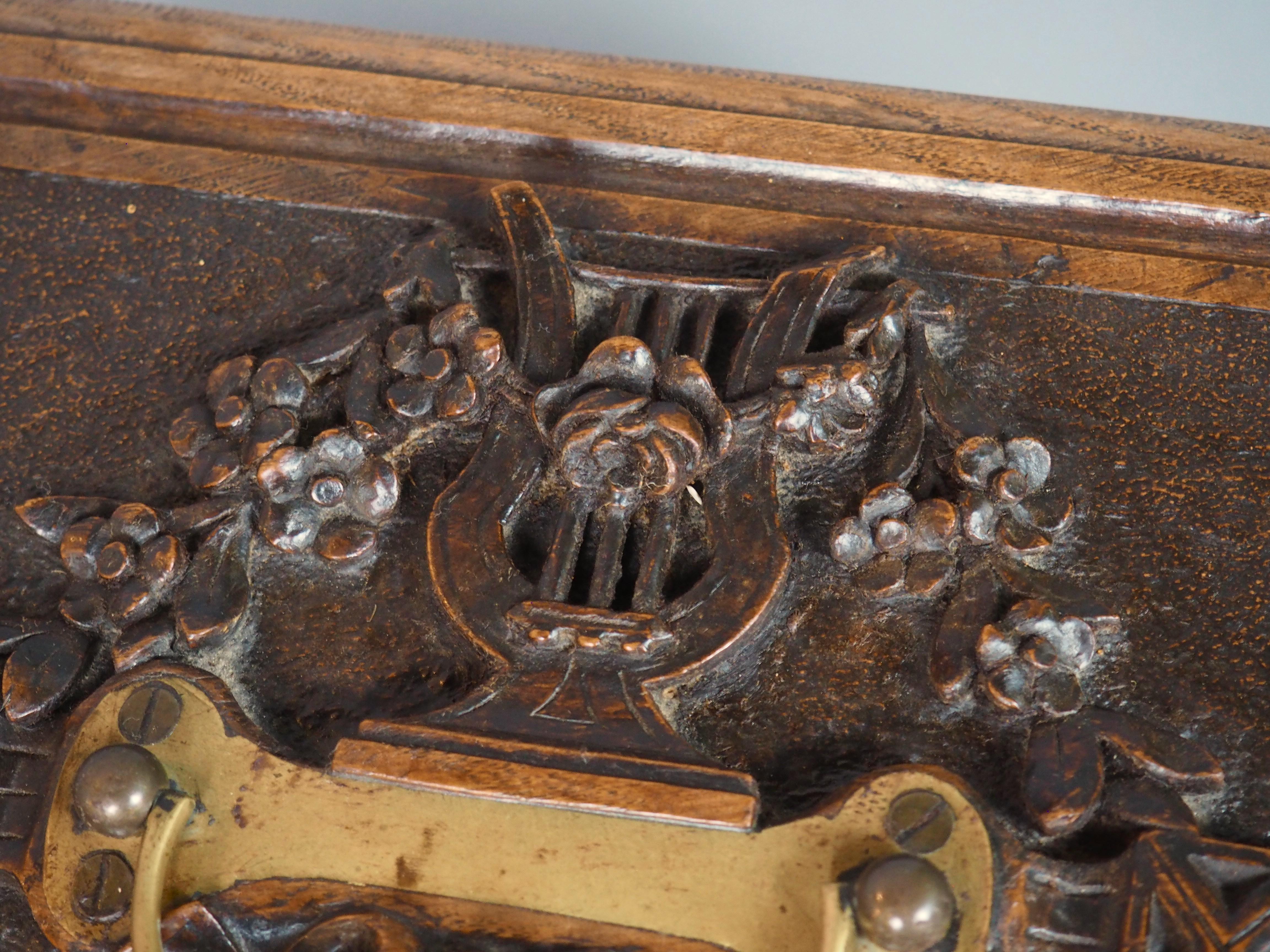 Français Coffret de table en Oak Oak français du 19ème siècle avec sculptures de trophées en relief en vente