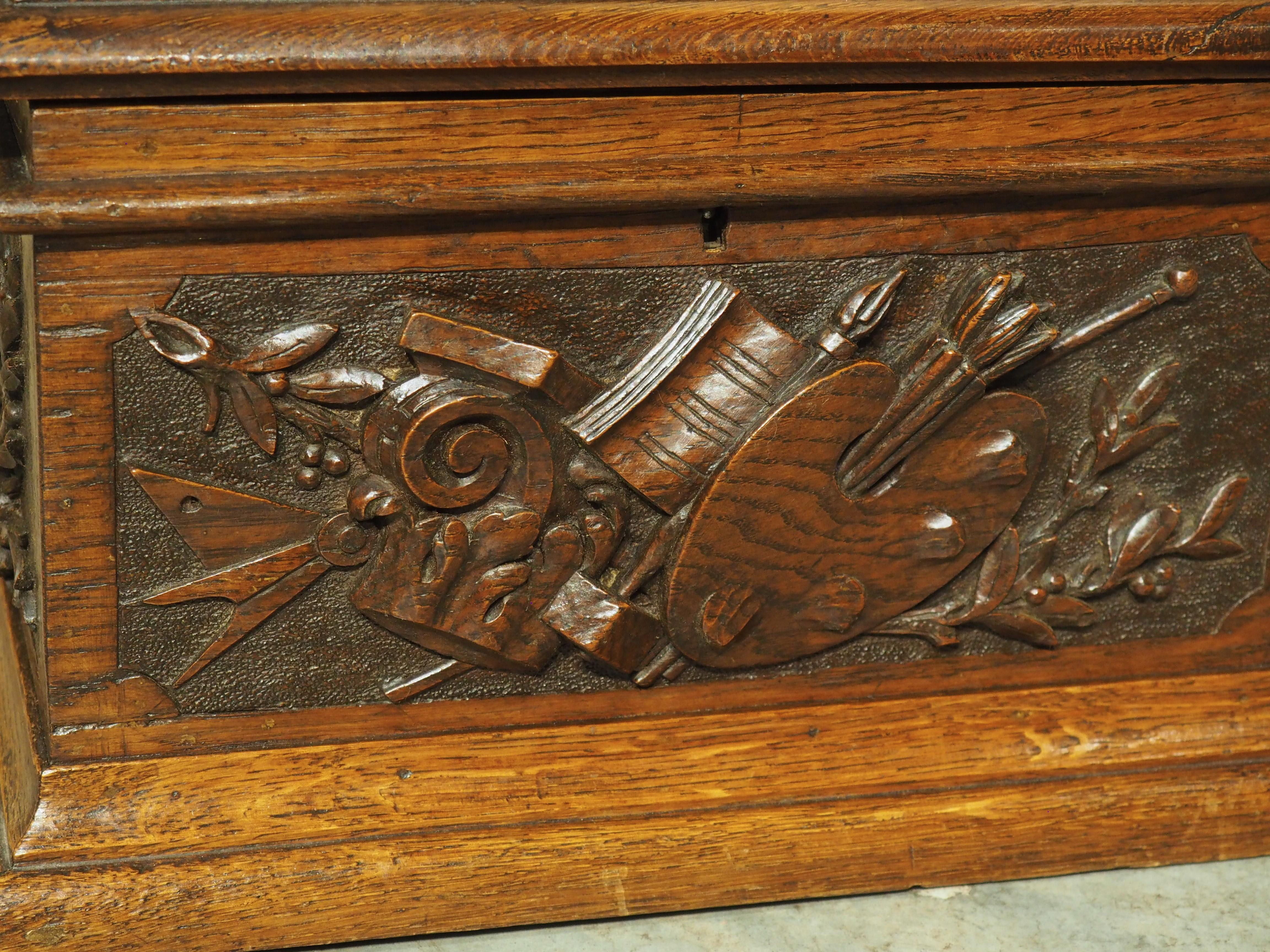 Sculpté à la main Coffret de table en Oak Oak français du 19ème siècle avec sculptures de trophées en relief en vente