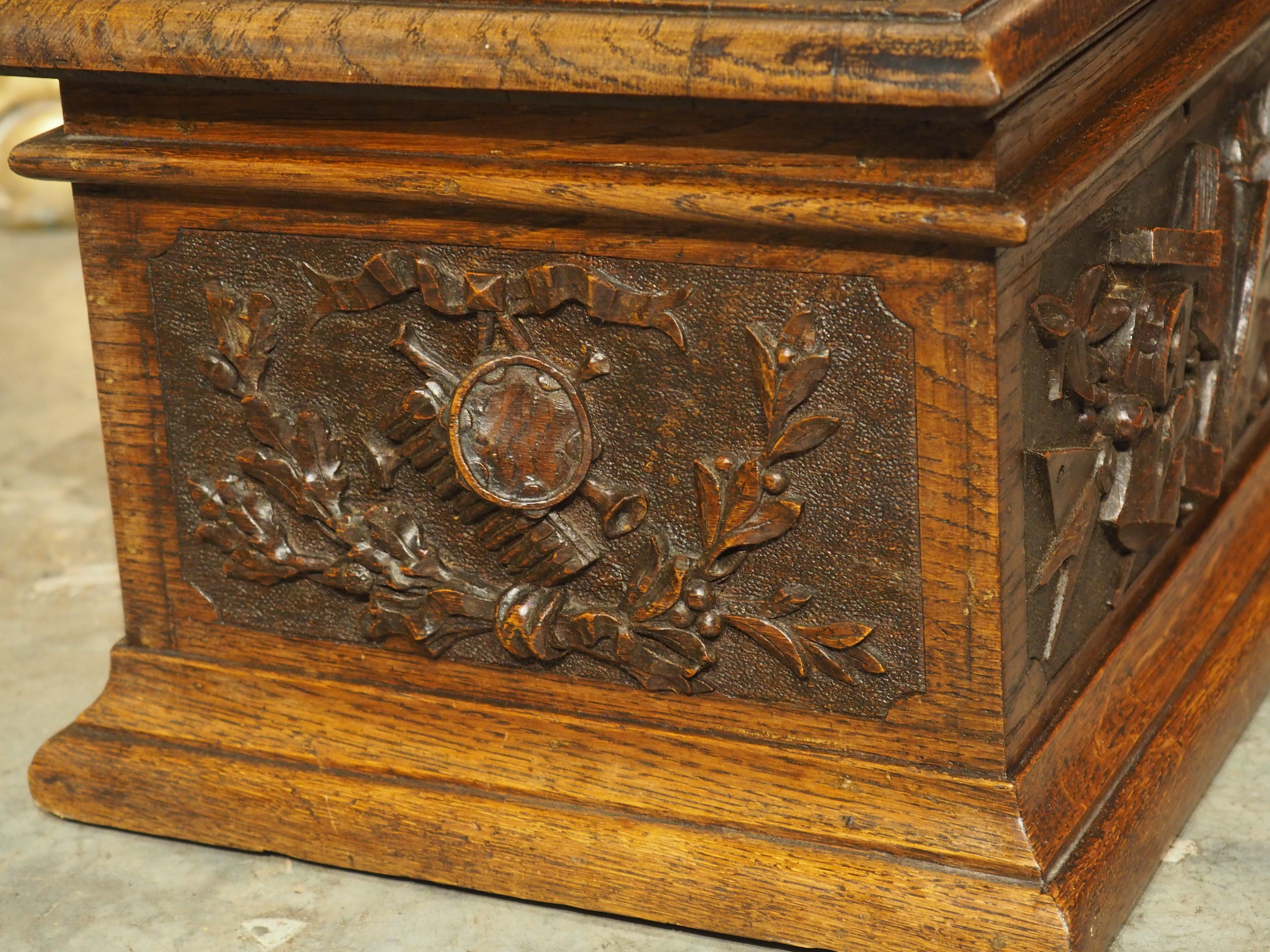 Coffret de table en Oak Oak français du 19ème siècle avec sculptures de trophées en relief Bon état - En vente à Dallas, TX