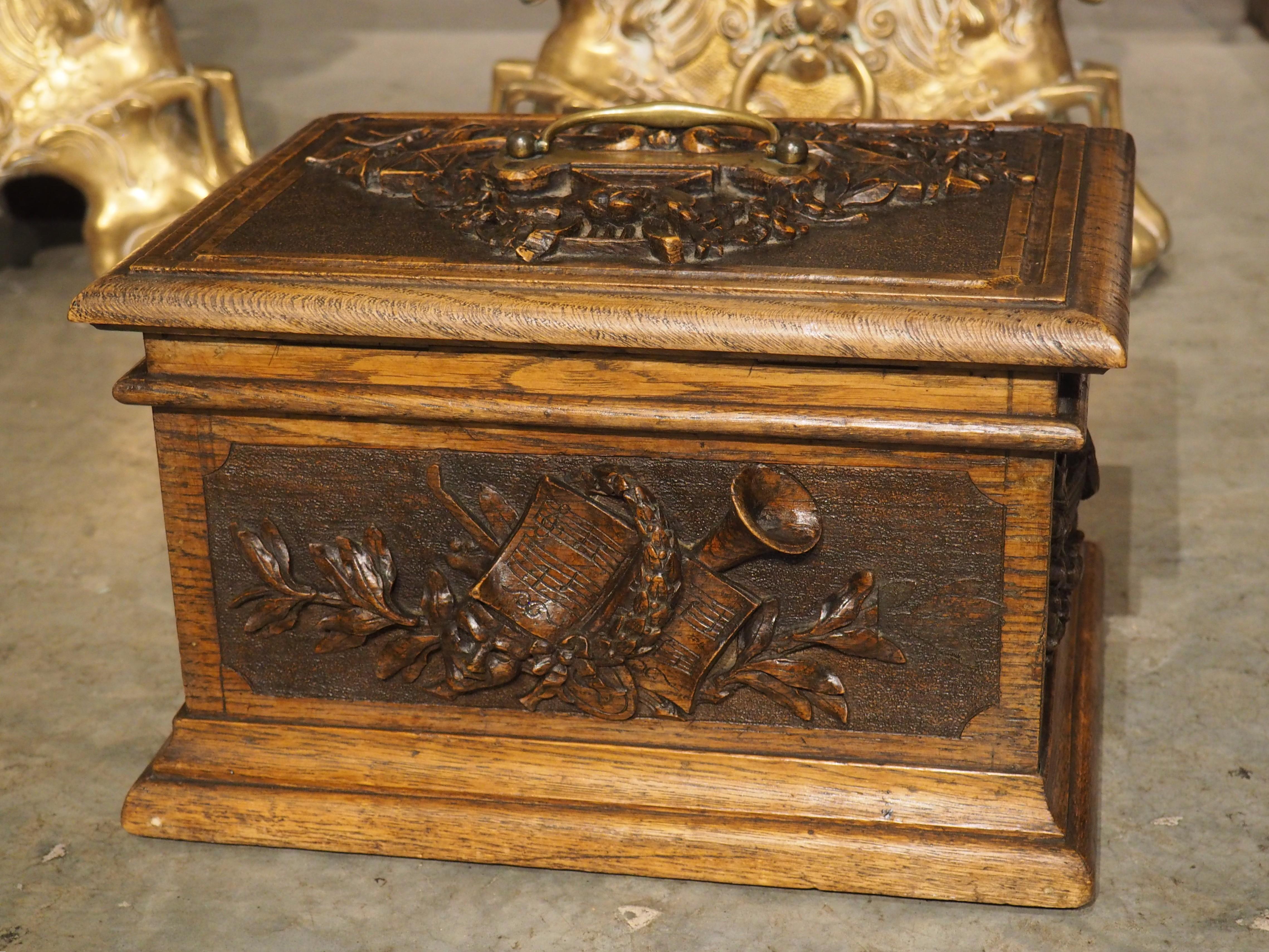 XIXe siècle Coffret de table en Oak Oak français du 19ème siècle avec sculptures de trophées en relief en vente