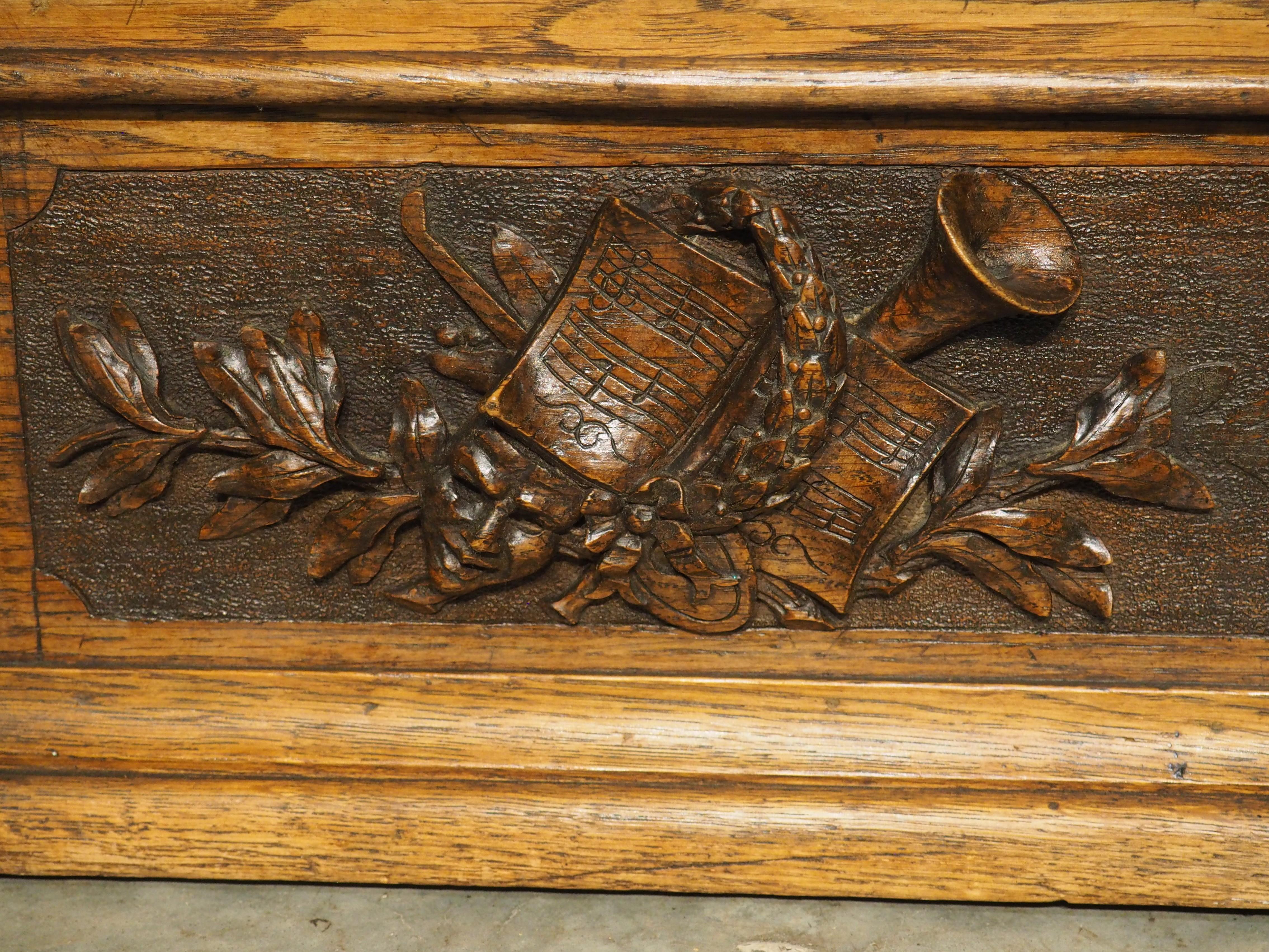 Métal Coffret de table en Oak Oak français du 19ème siècle avec sculptures de trophées en relief en vente