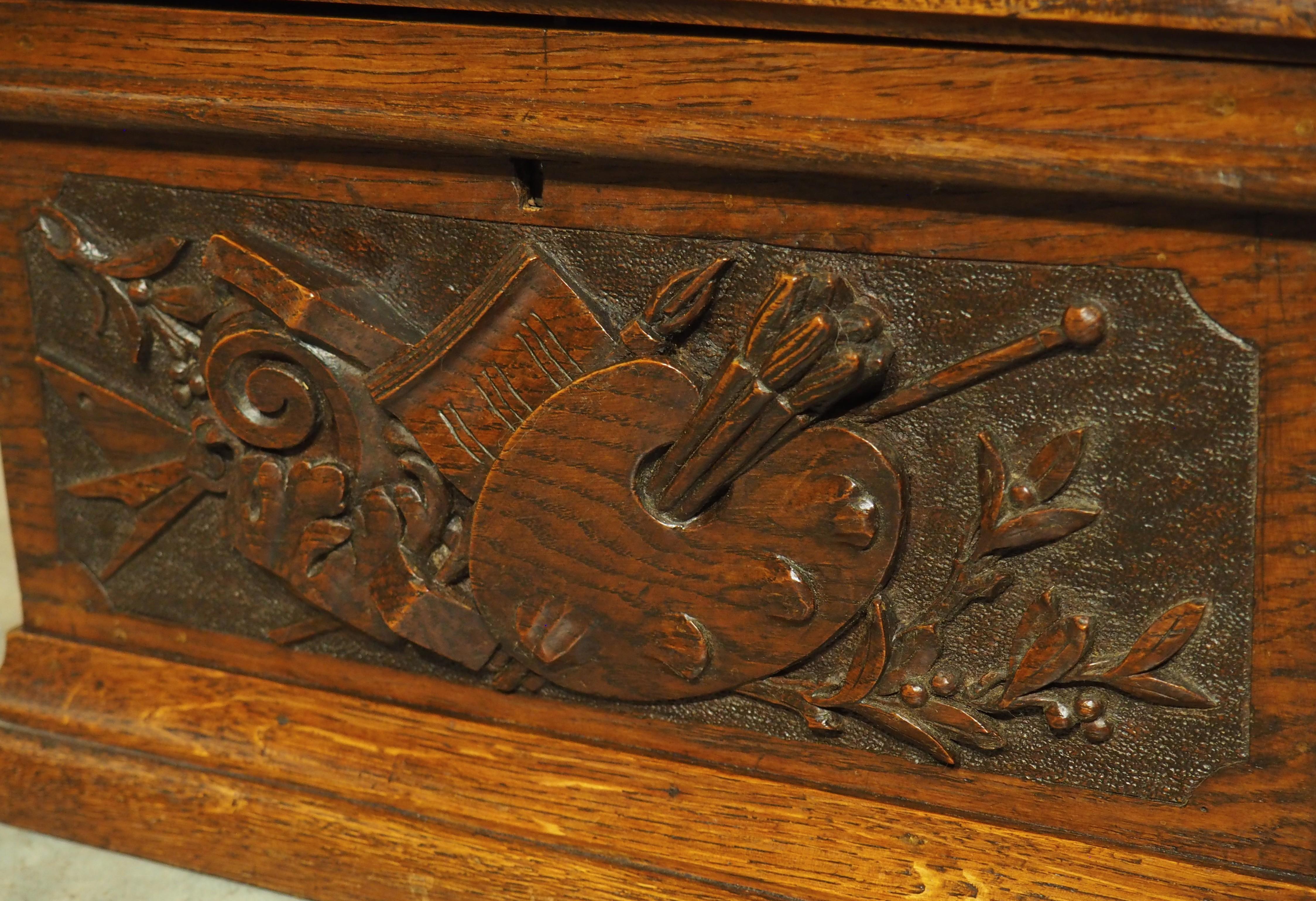 Coffret de table en Oak Oak français du 19ème siècle avec sculptures de trophées en relief en vente 2