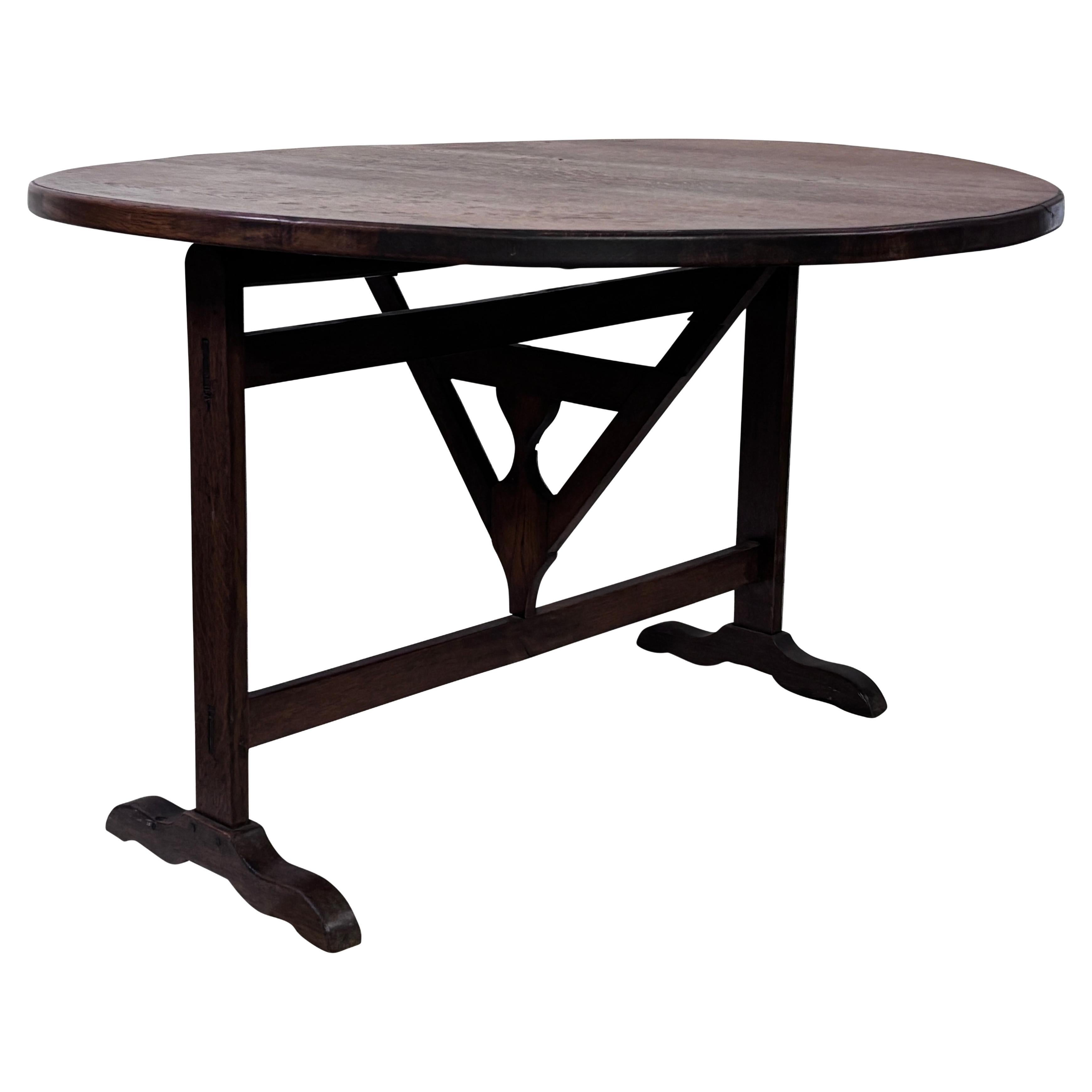 Ein französischer Weinverkostungstisch aus Eichen- und Ulmenholz aus dem frühen 19. Jahrhundert, auch bekannt als Vendage- oder Vigeron-Tisch, der früher in den französischen Weinbergen zur Weinverkostung oder zum Genießen einer Mahlzeit verwendet